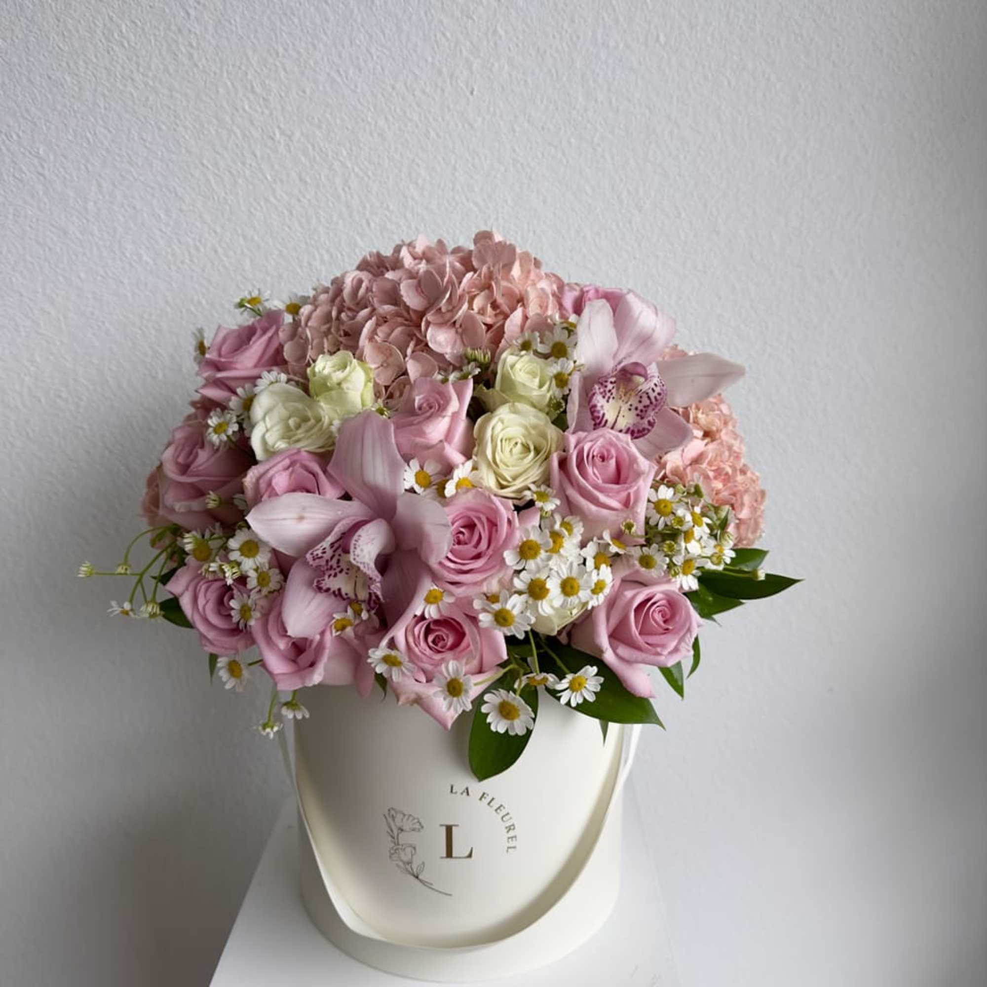  This romantic arrangement includes roses, chamomiles and greens.

Perfect for any occasion.
You