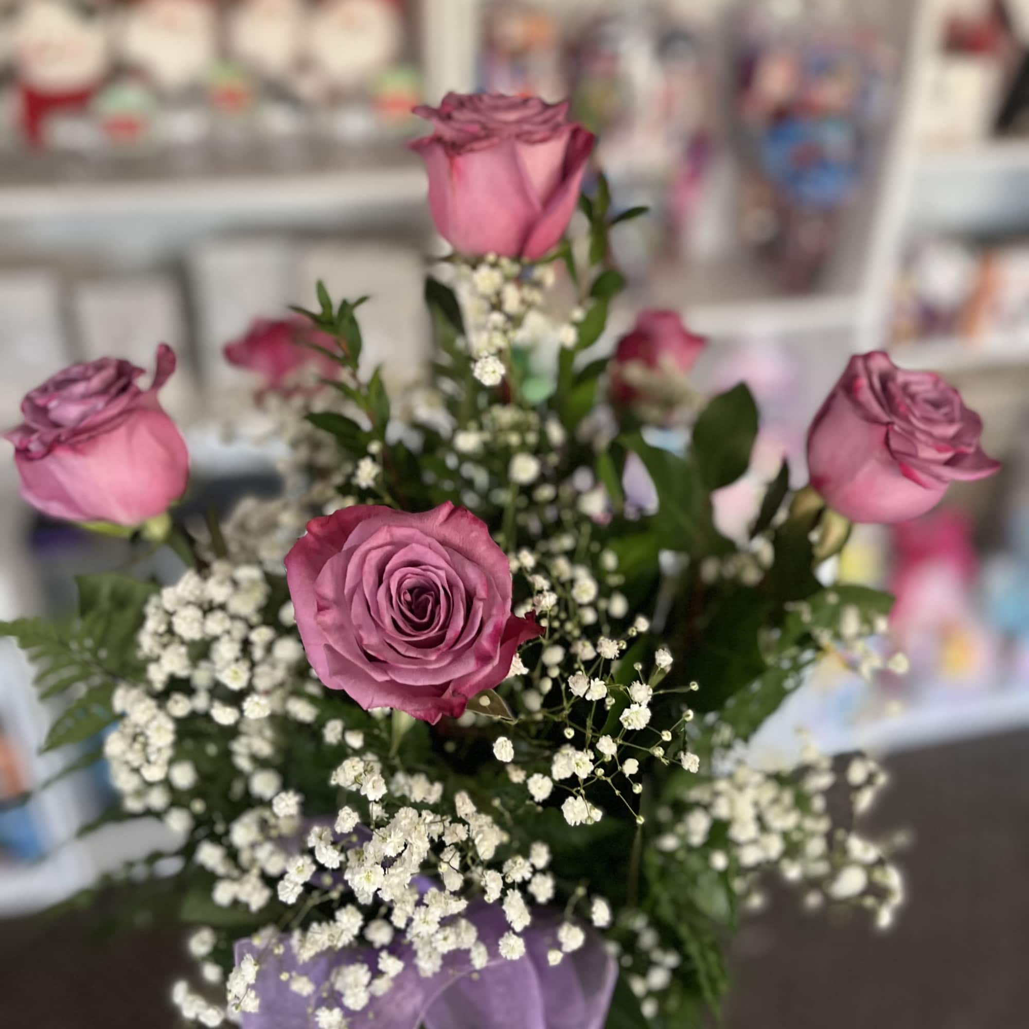 fresh Six lavender roses i clear vase 