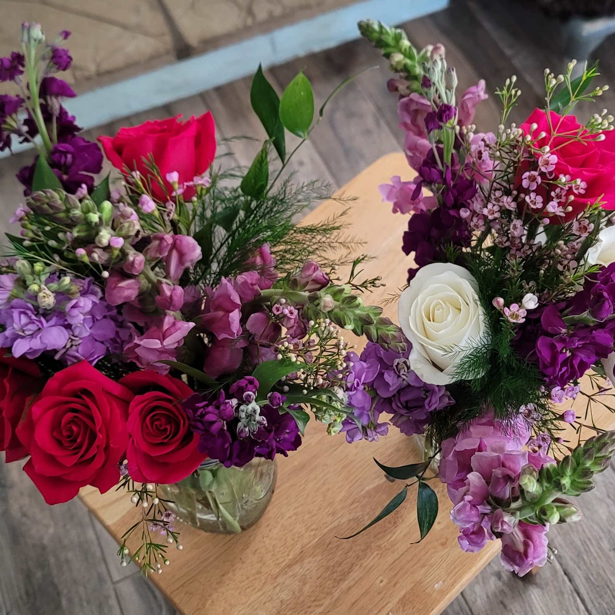 Varies by season and comes in a clear glass mason jar. Contains