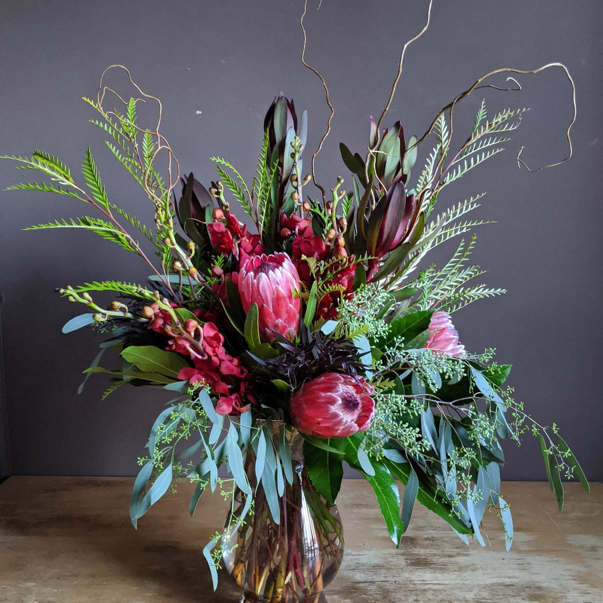 Let us create a beautiful seasonal arrangement. The perfect way to brighten
