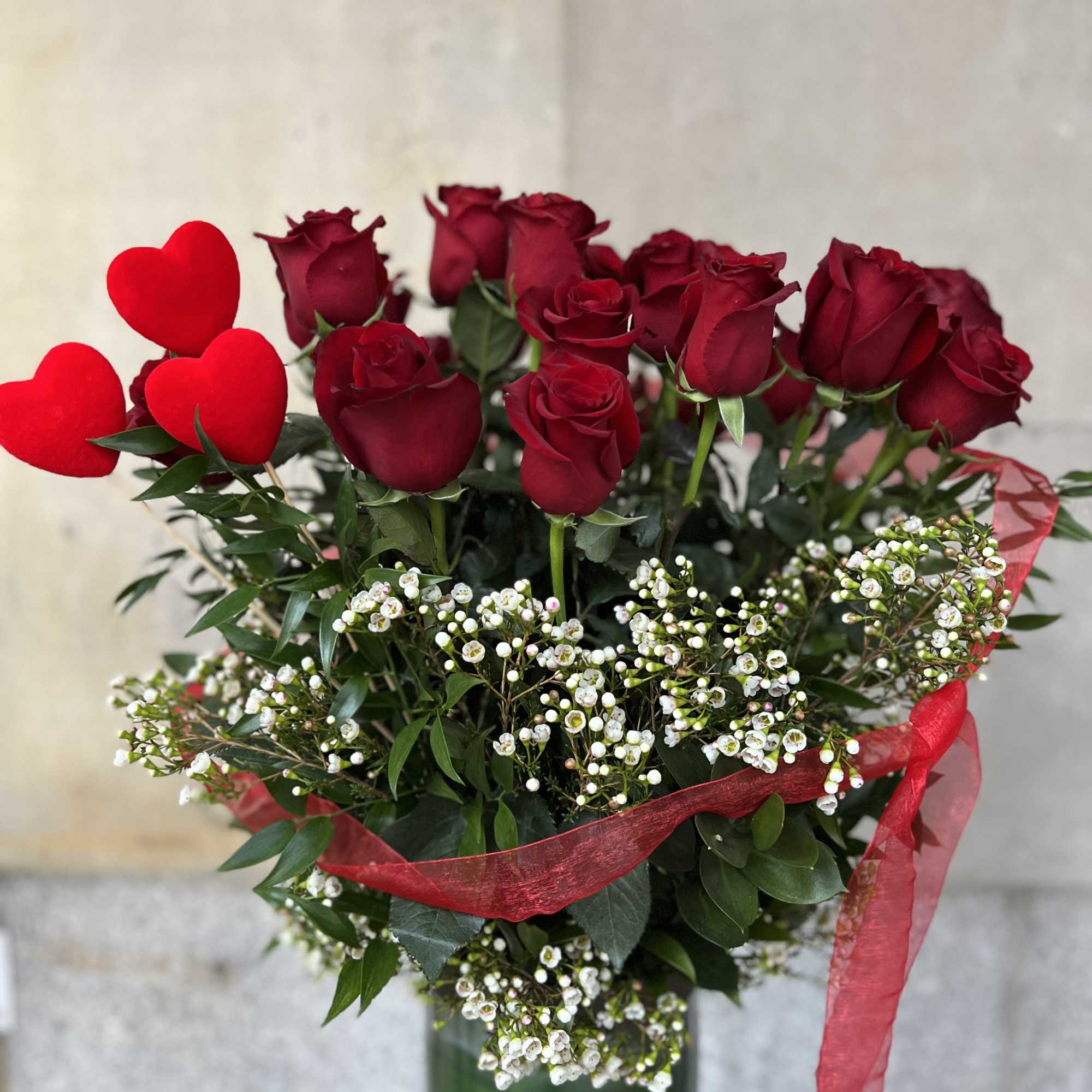 We are pleased to highlight our exquisite collection of long-stemmed roses, expertly