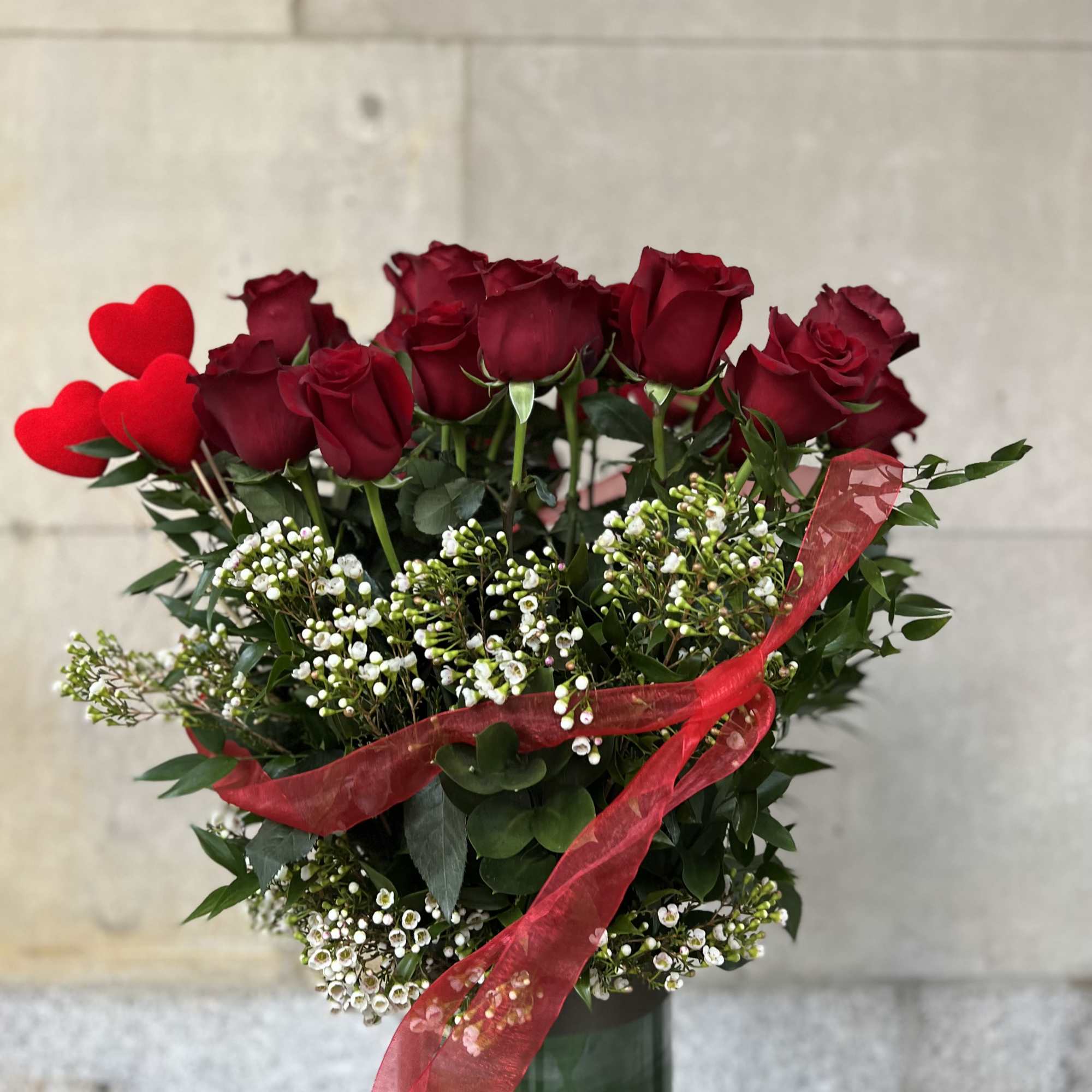 We are pleased to highlight our exquisite collection of long-stemmed roses, expertly