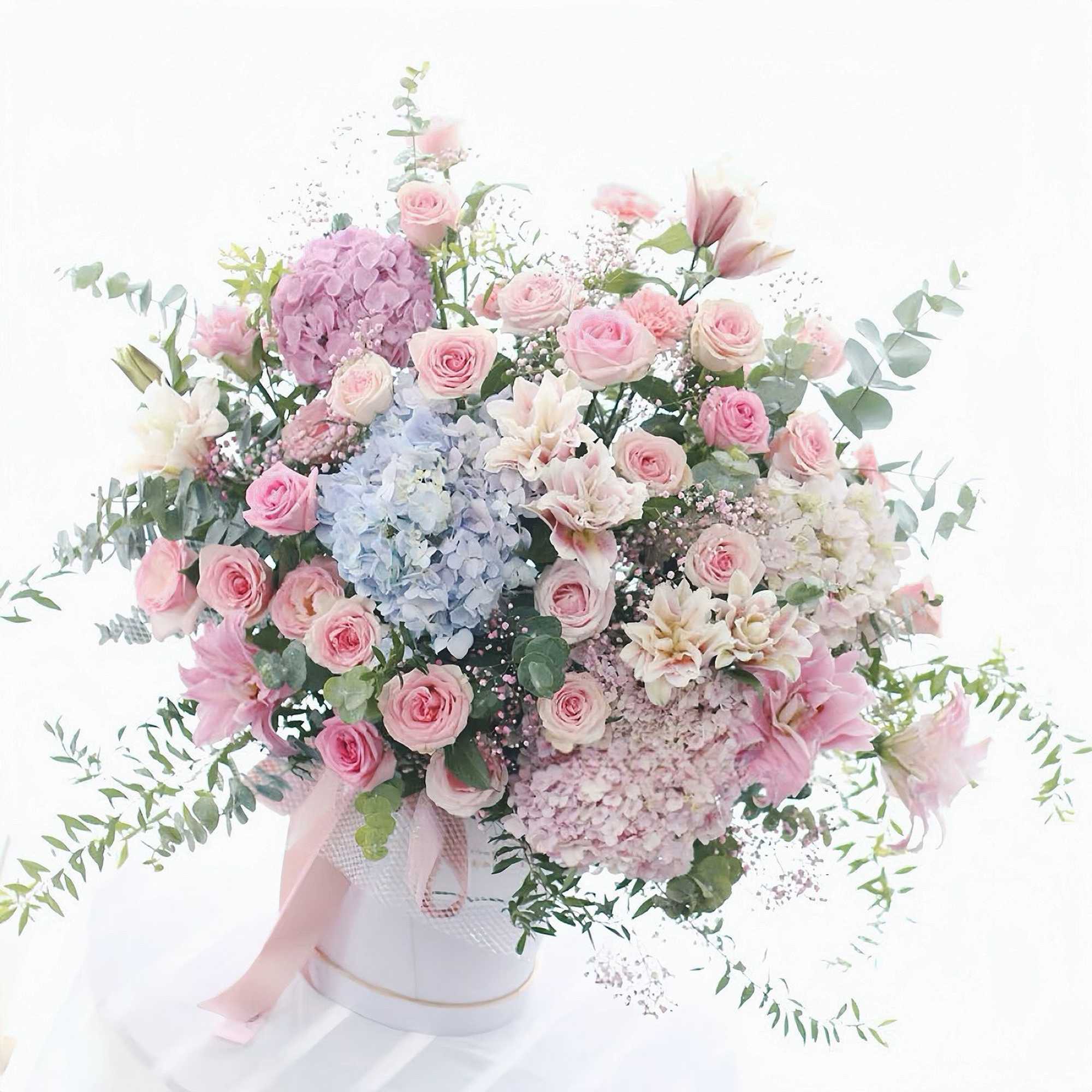 Experience unparalleled elegance with our Exquisite Elegance Flower Box. Crafted with only