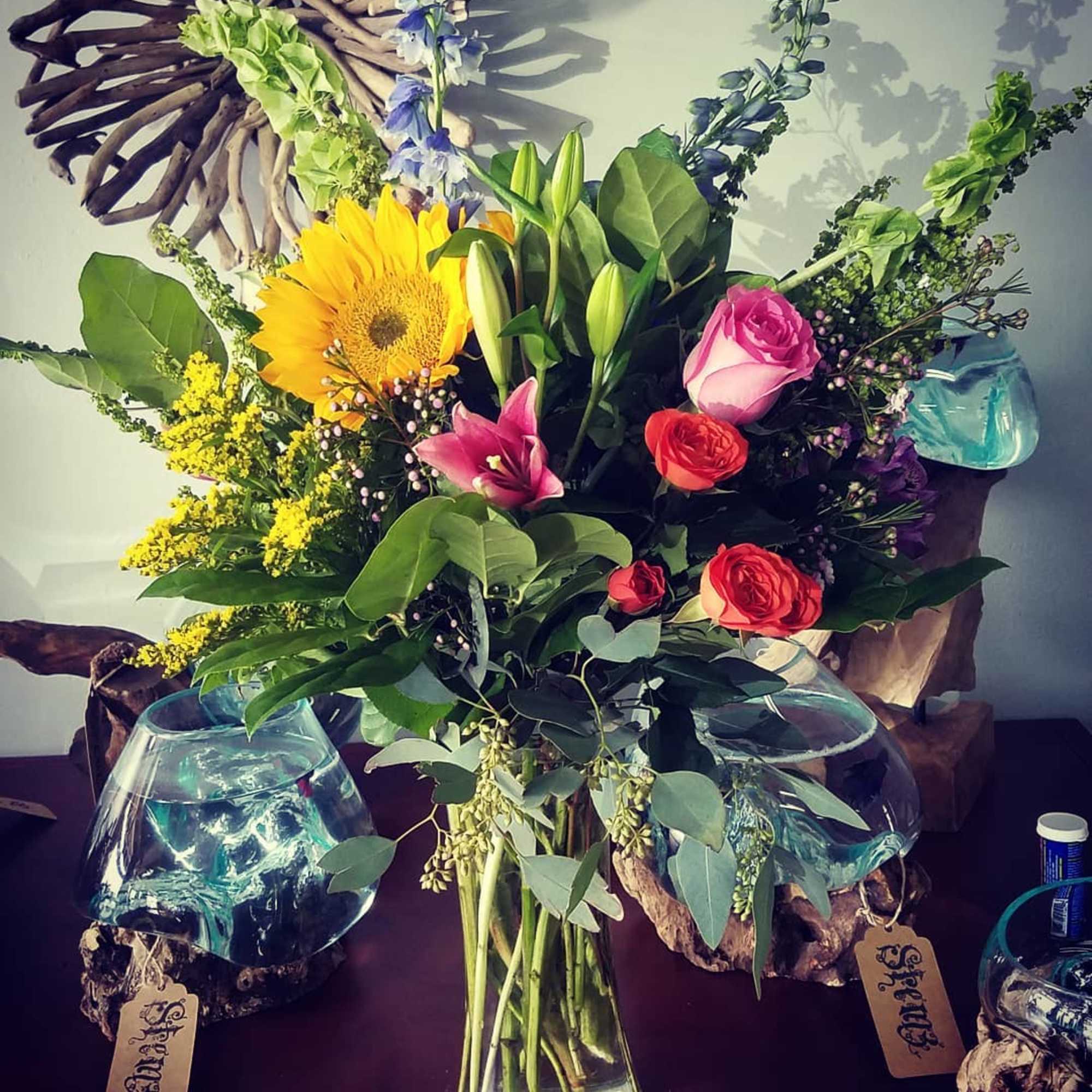 This bouquet is arranged with flowers chosen by our florists.
Not sure what