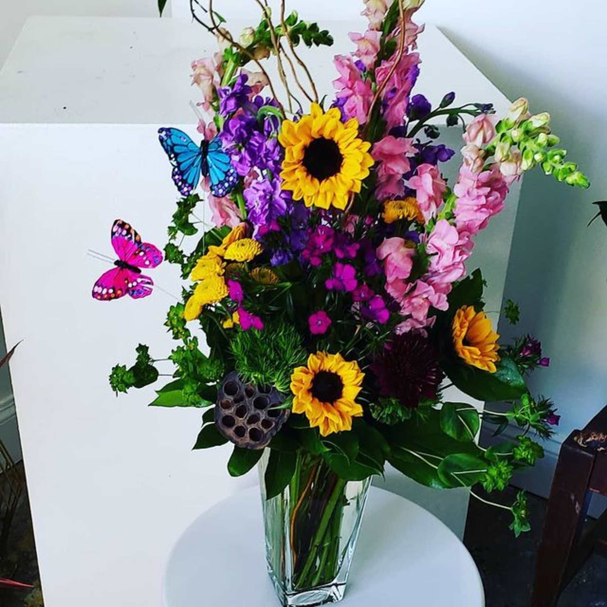 This bouquet is arranged with flowers chosen by our florists.
Not sure what