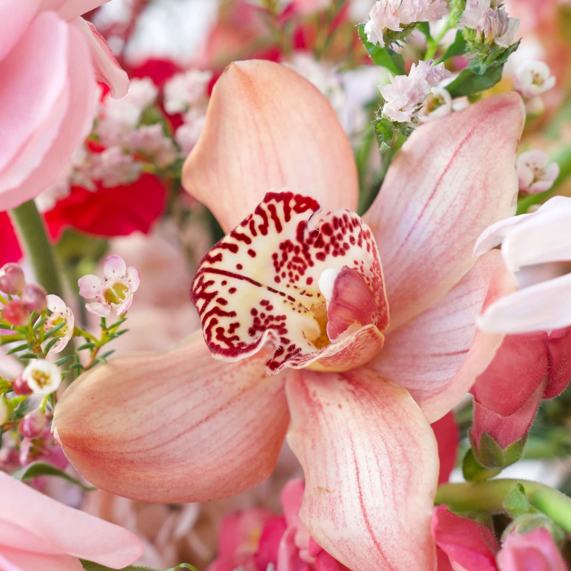 This is a luxurious vase arrangement that exudes sophistication and passion. This