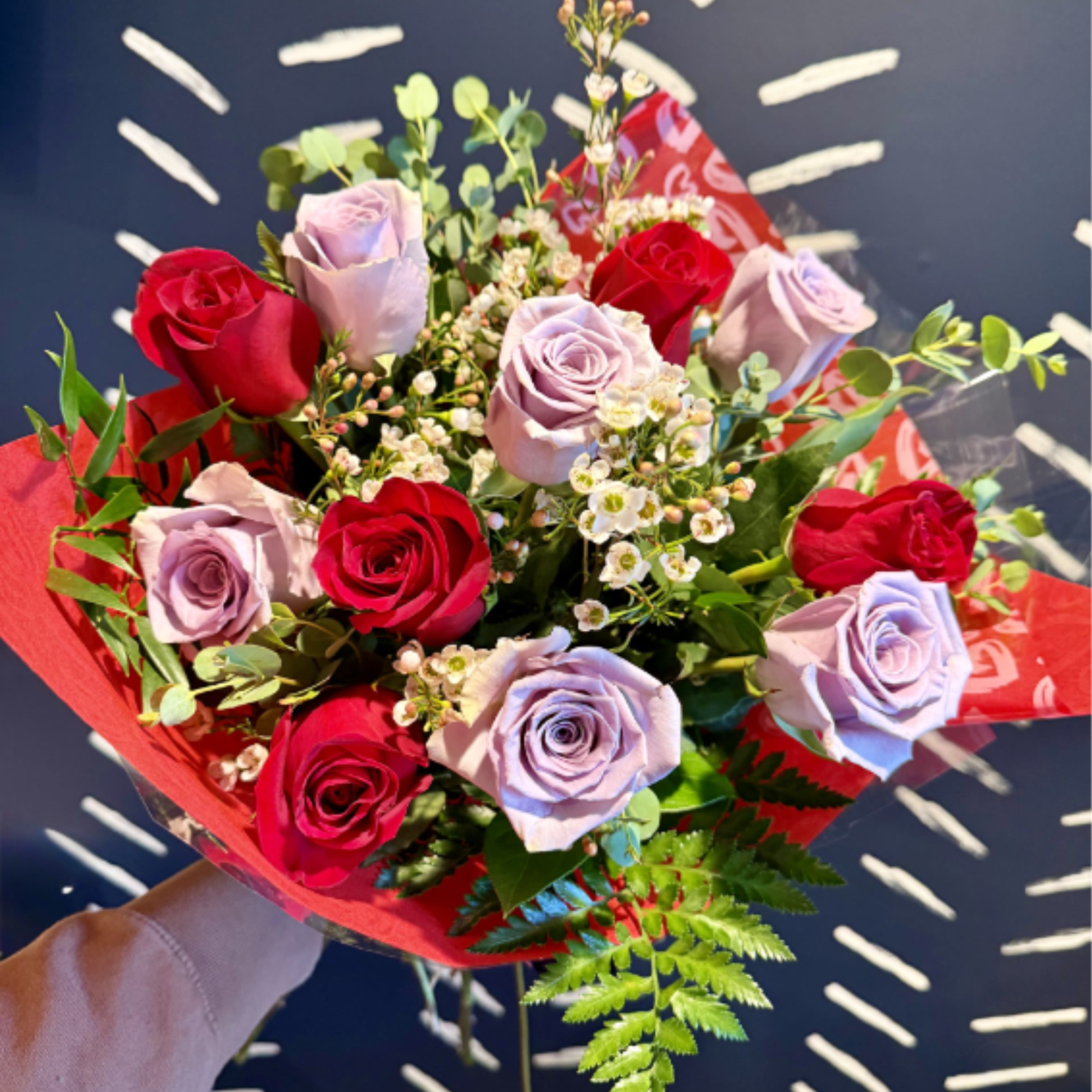*ASSORTED COLORS*
Don't need a vase? No Problem! This dozen wrapped roses are