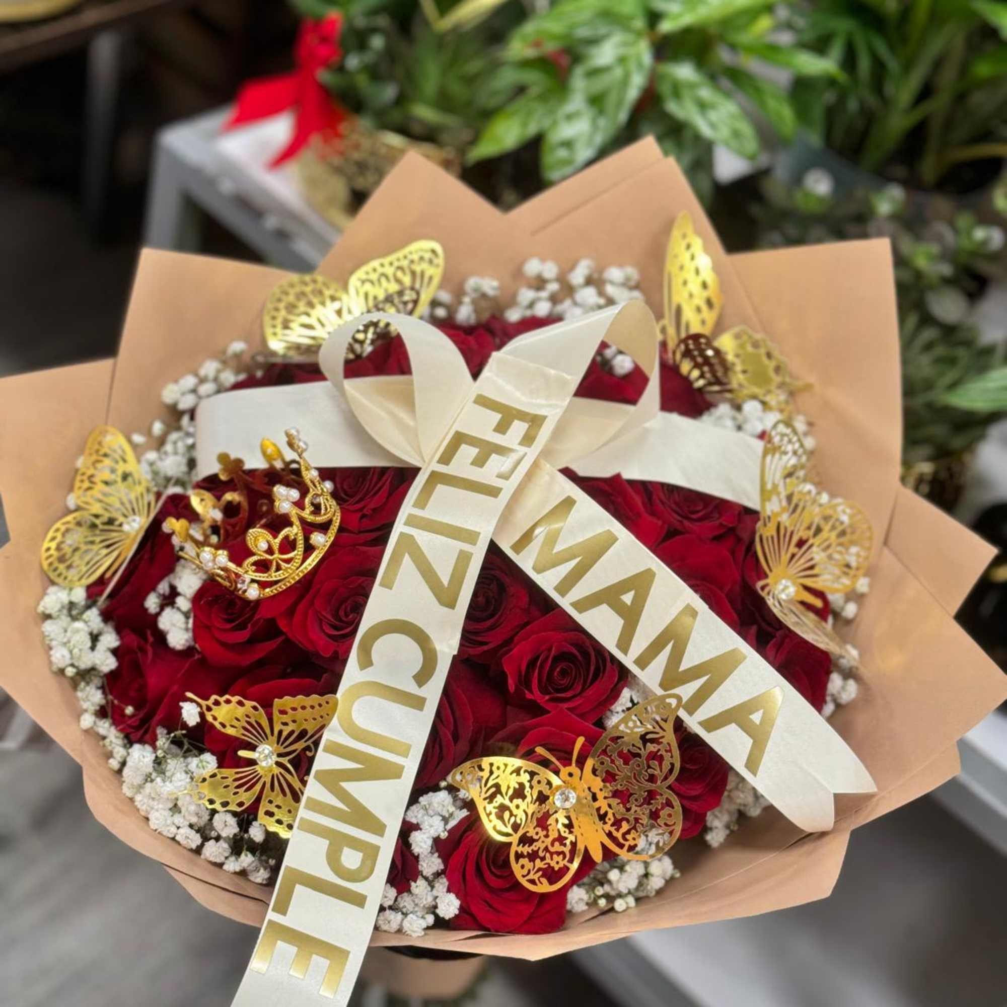 Personalized bouquet. An arrangement of intense red roses that speak for themselves: