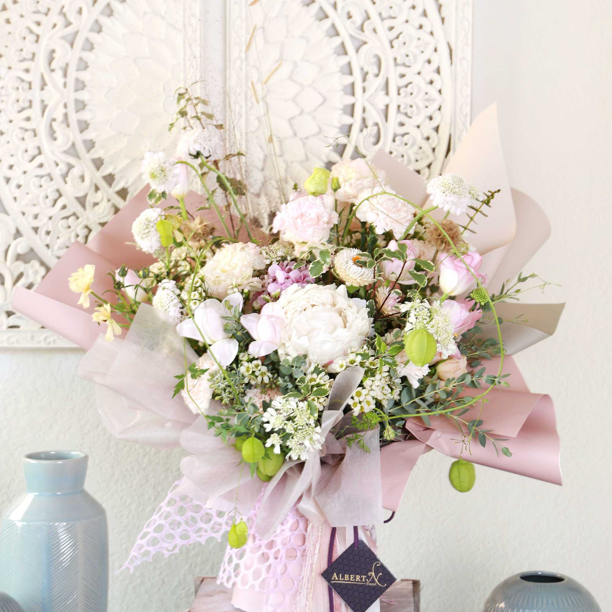 Luxe Hand-Tied Paper Wrap Bouquet

Elevate your floral gifting with our stunning hand-tied