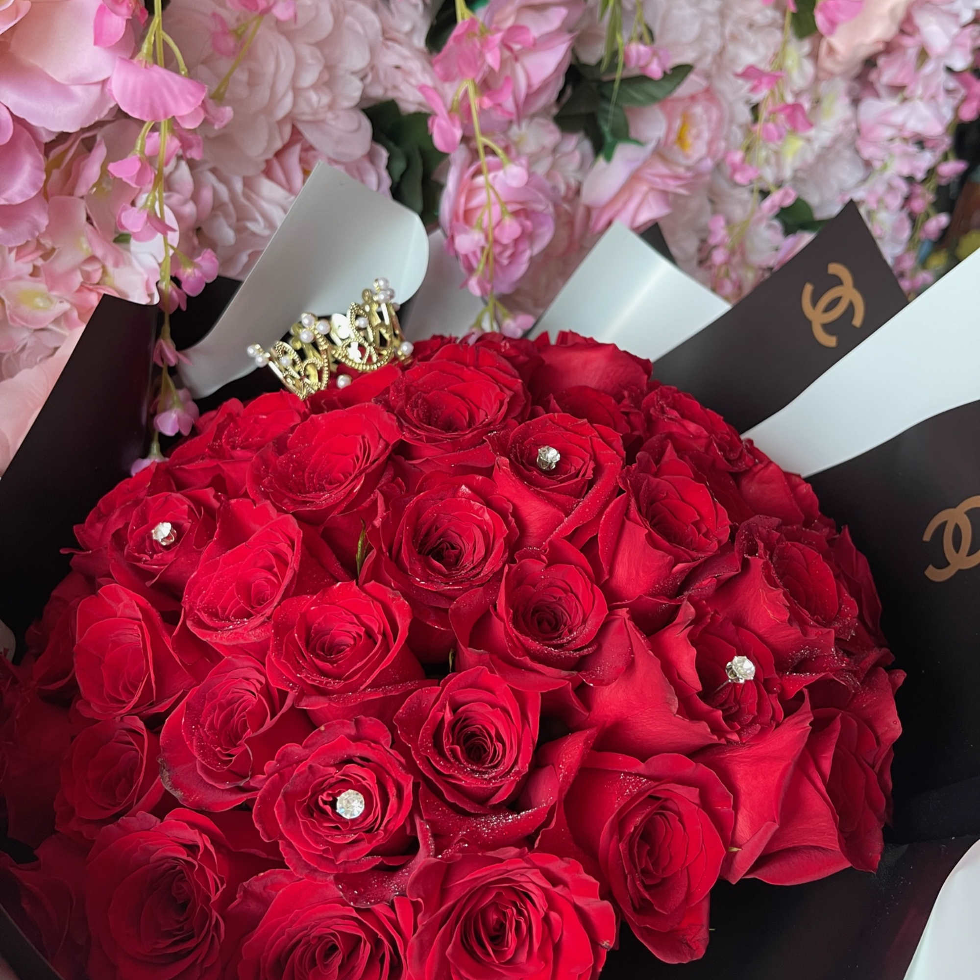 Available in 3 Sizes. Pictured in Deluxe size
Standard 4 dozen long stem