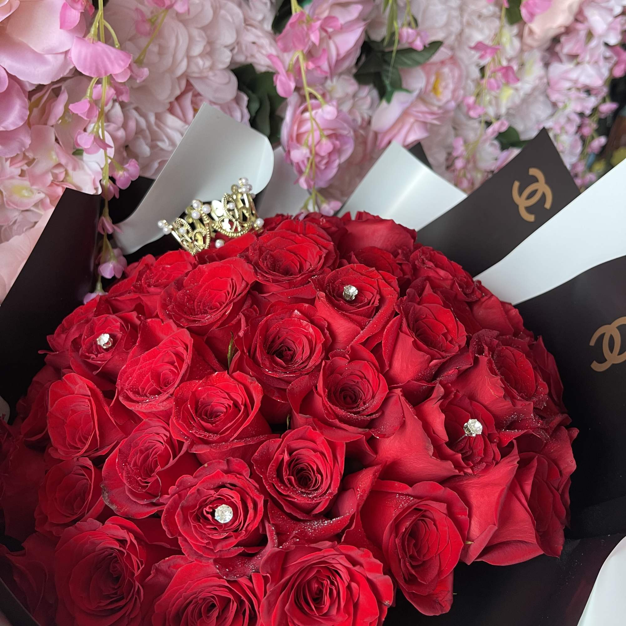 Available in 3 Sizes. Pictured in Deluxe size
Standard 4 dozen long stem