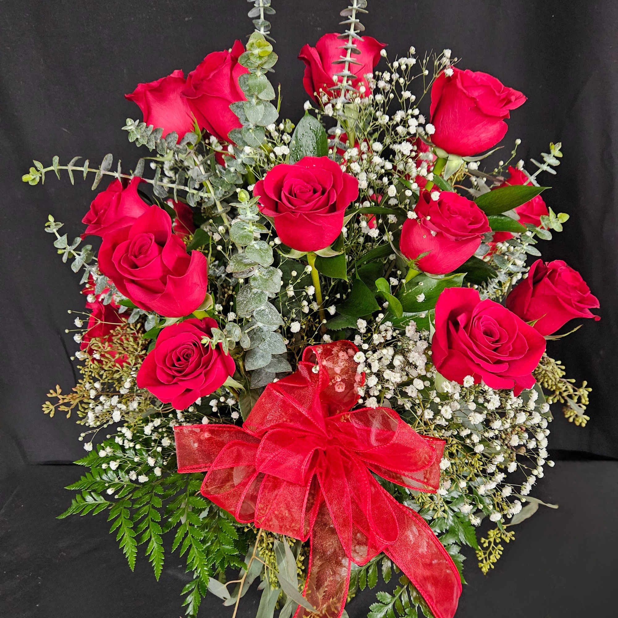 These dozen red roses with baby's breath are a classic! Perfect romantic