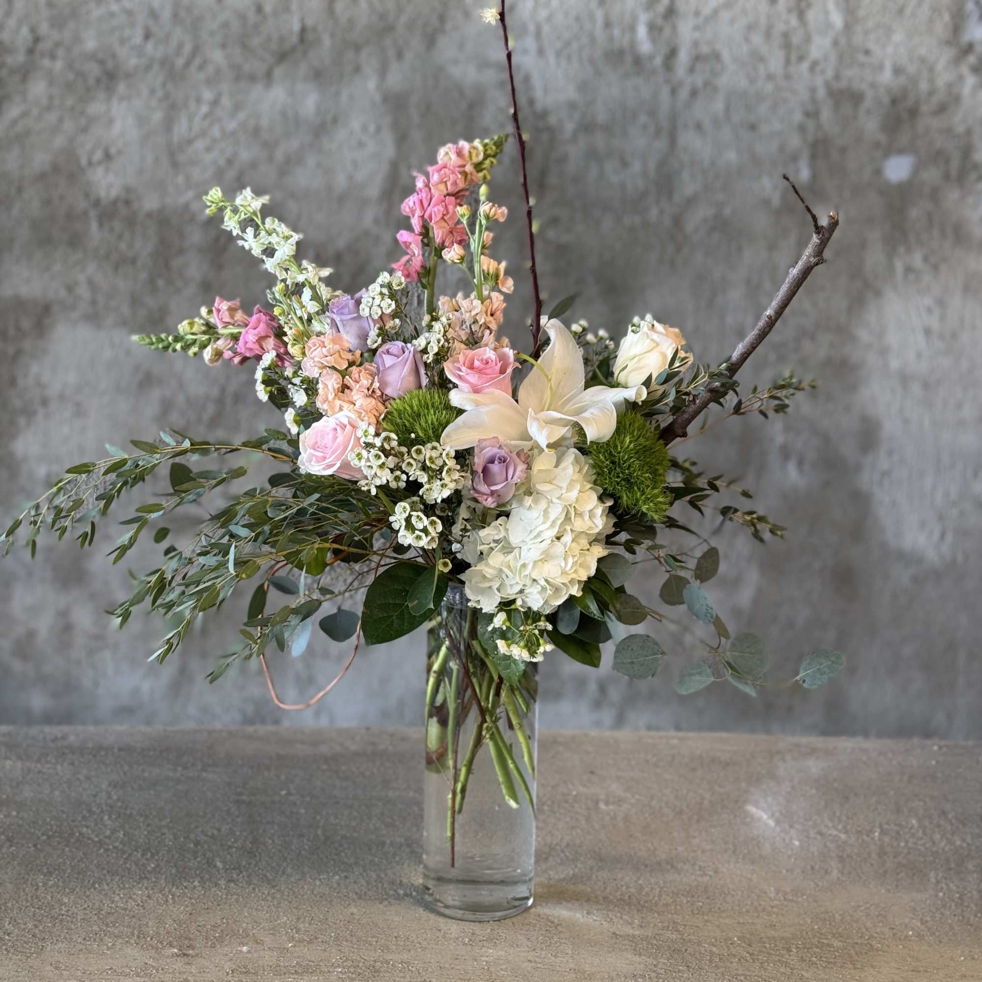 Stunning arrangement made up of spring textures. Perfect for any occasion!

Pictured: [DELUXE]