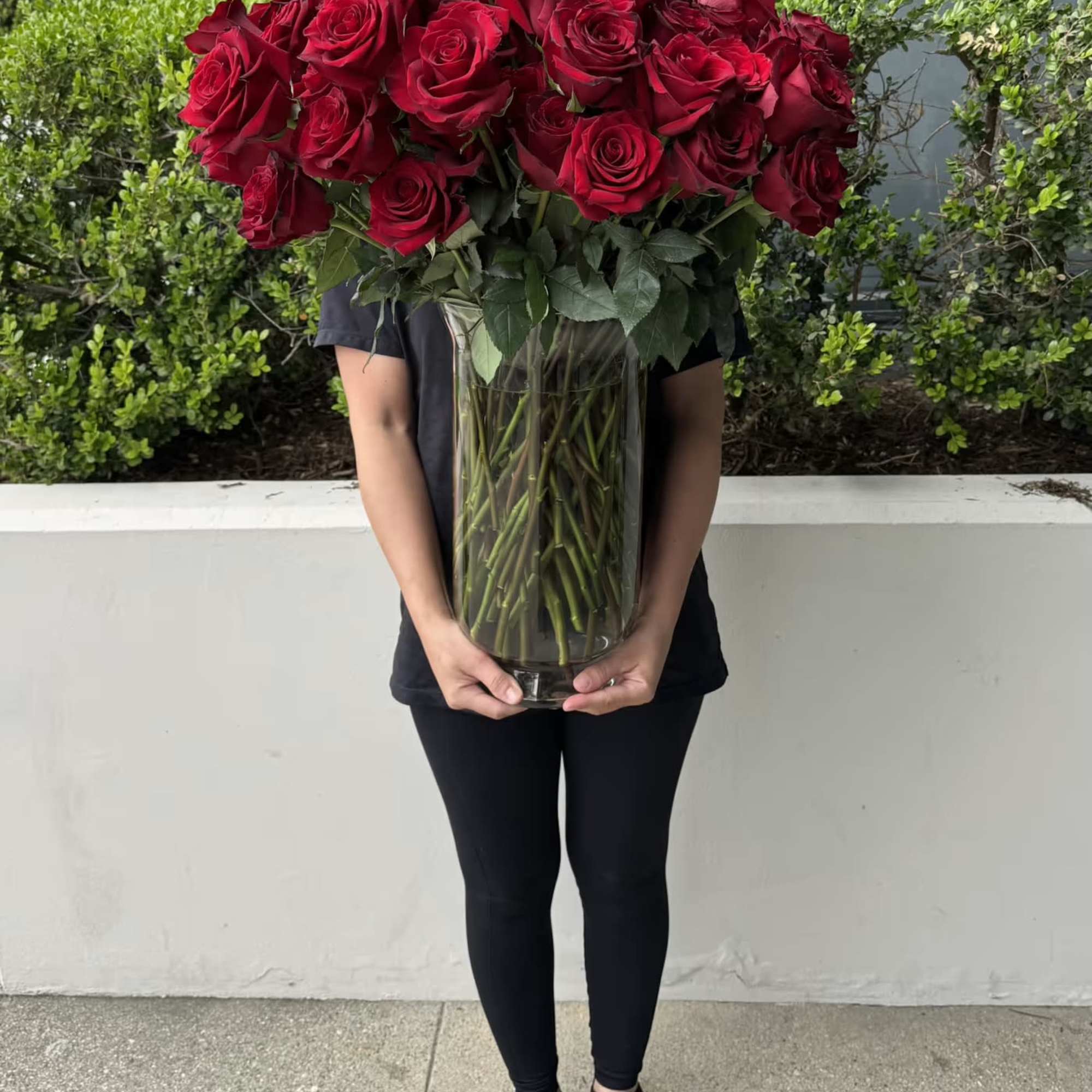 Make a lasting impression with this stunning arrangement of 100 premium long-stem