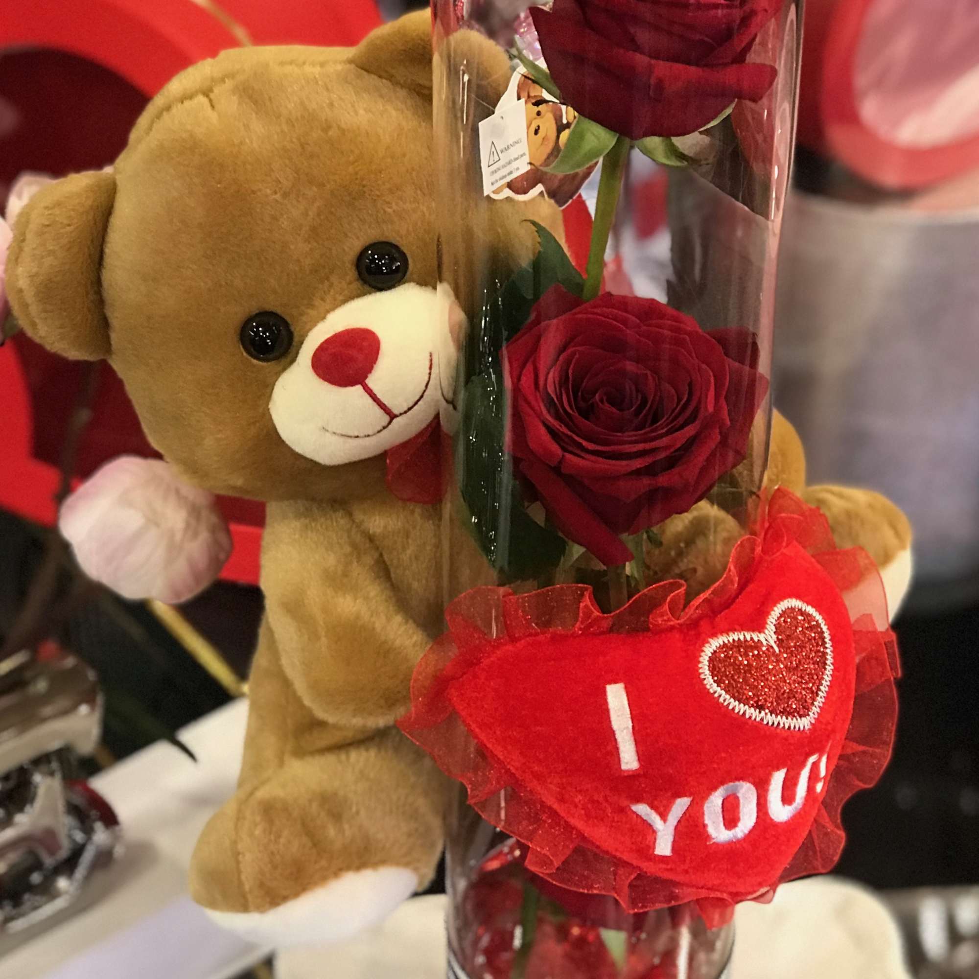 Capture their heart with this arrangement.
Glass cylinder vase (20'') with 3 red