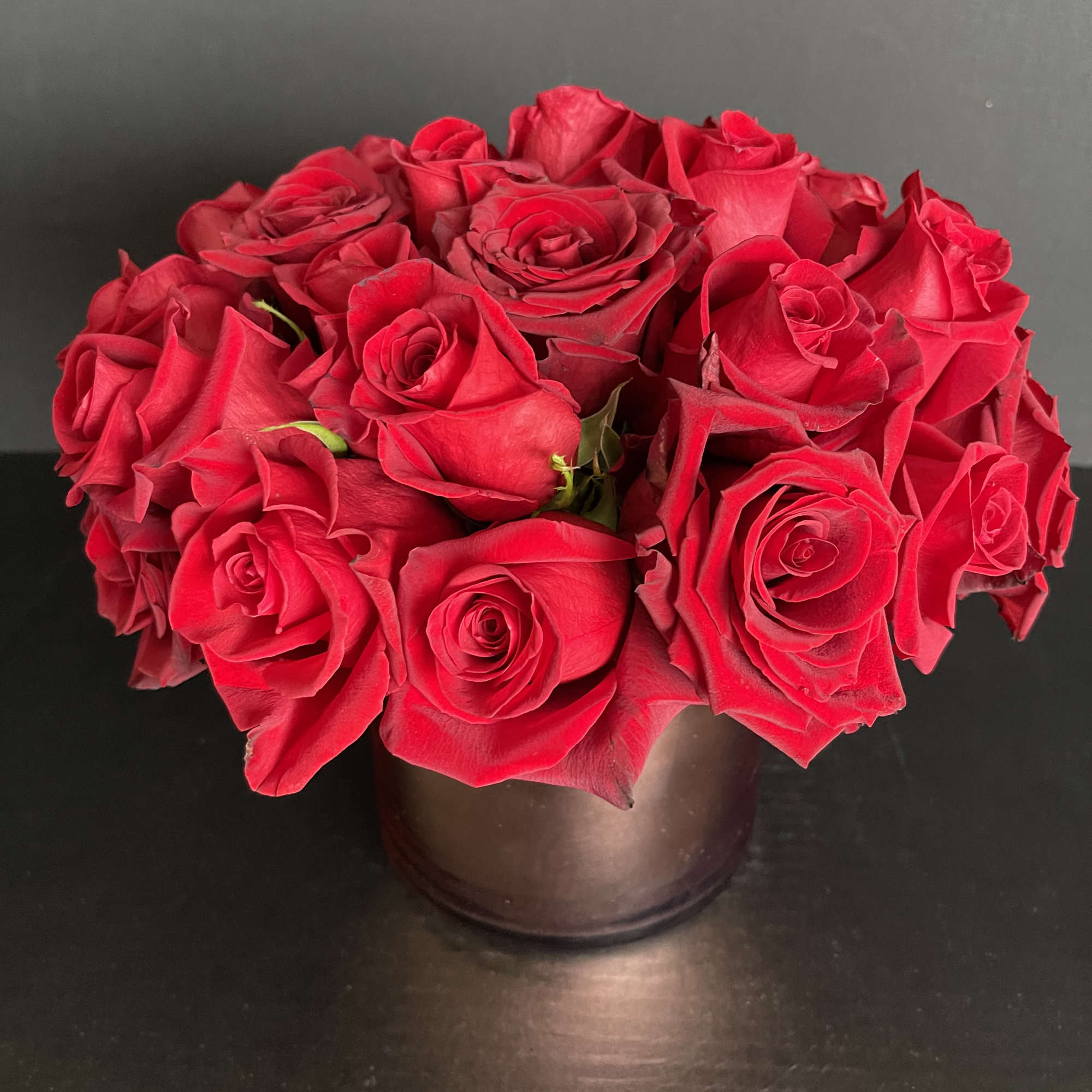 Our stunning large head red roses in a short and lush design.