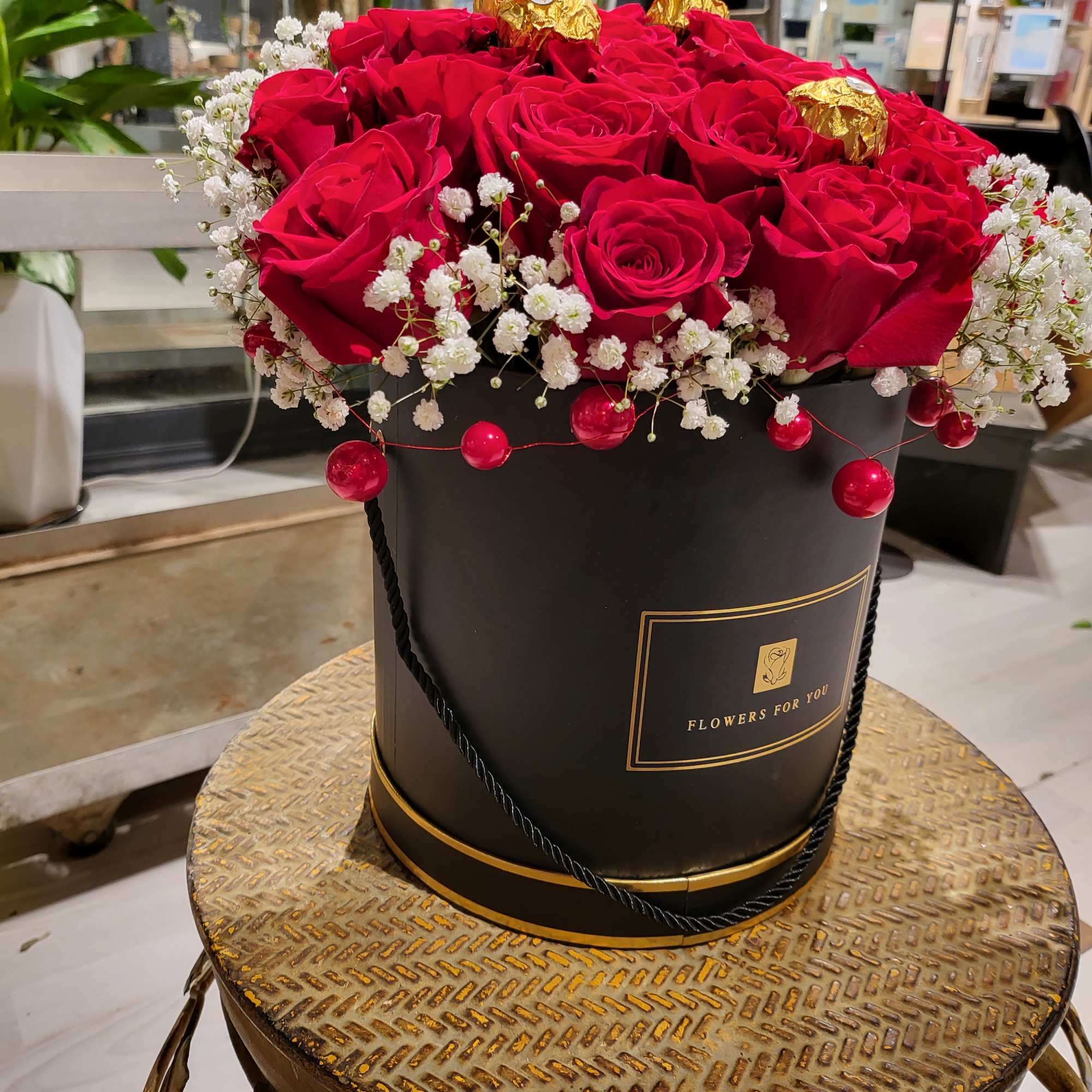 2 dozen roses(Premium Red Roses + Garden Roses)
Chocolate &amp; Jewel Decoration.

If you