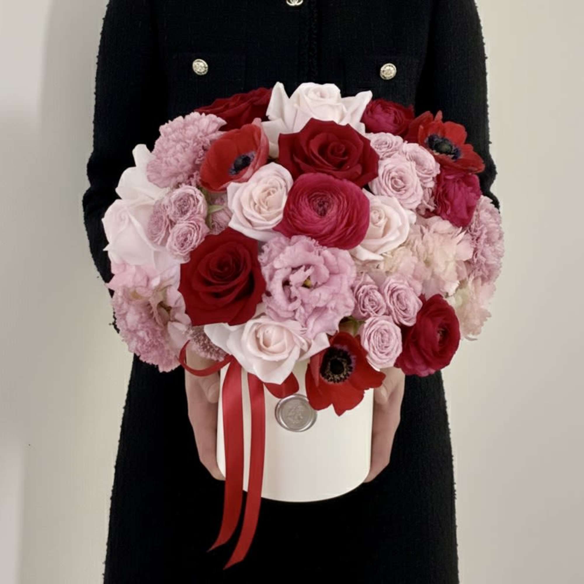 This luxury flower box showcases an elegant blend of soft pinks and