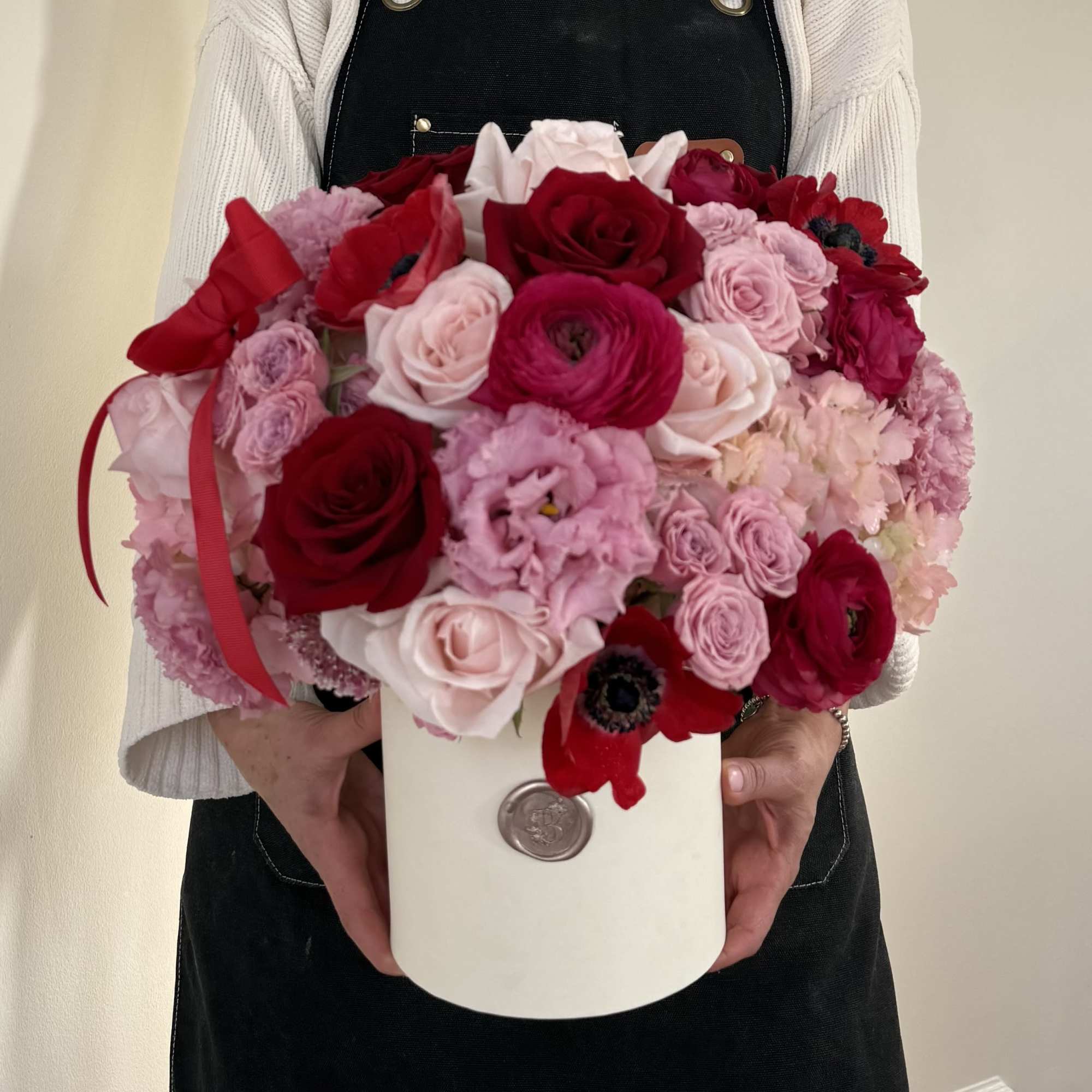 This luxury flower box showcases an elegant blend of soft pinks and