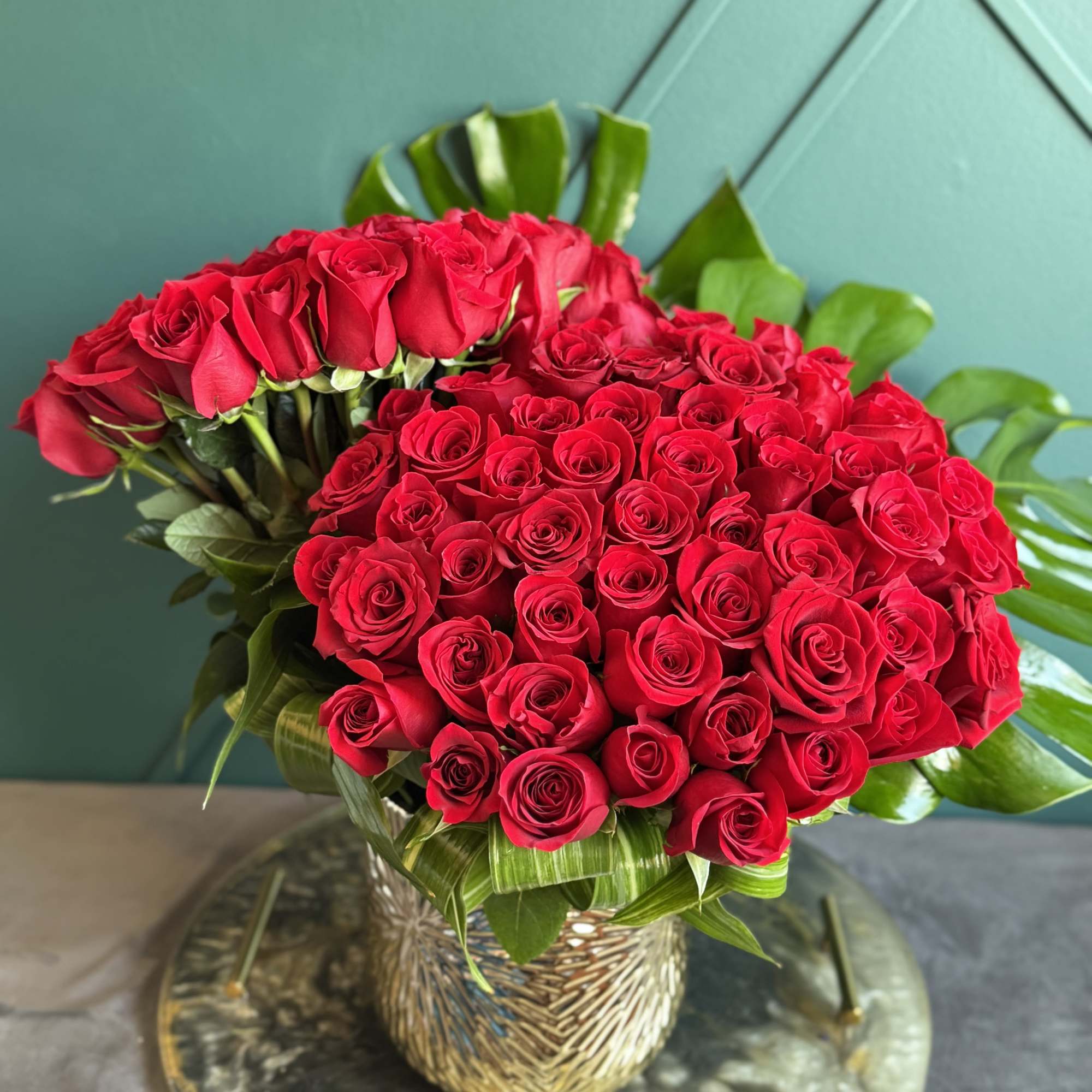 100 red Roses in a gold vase 