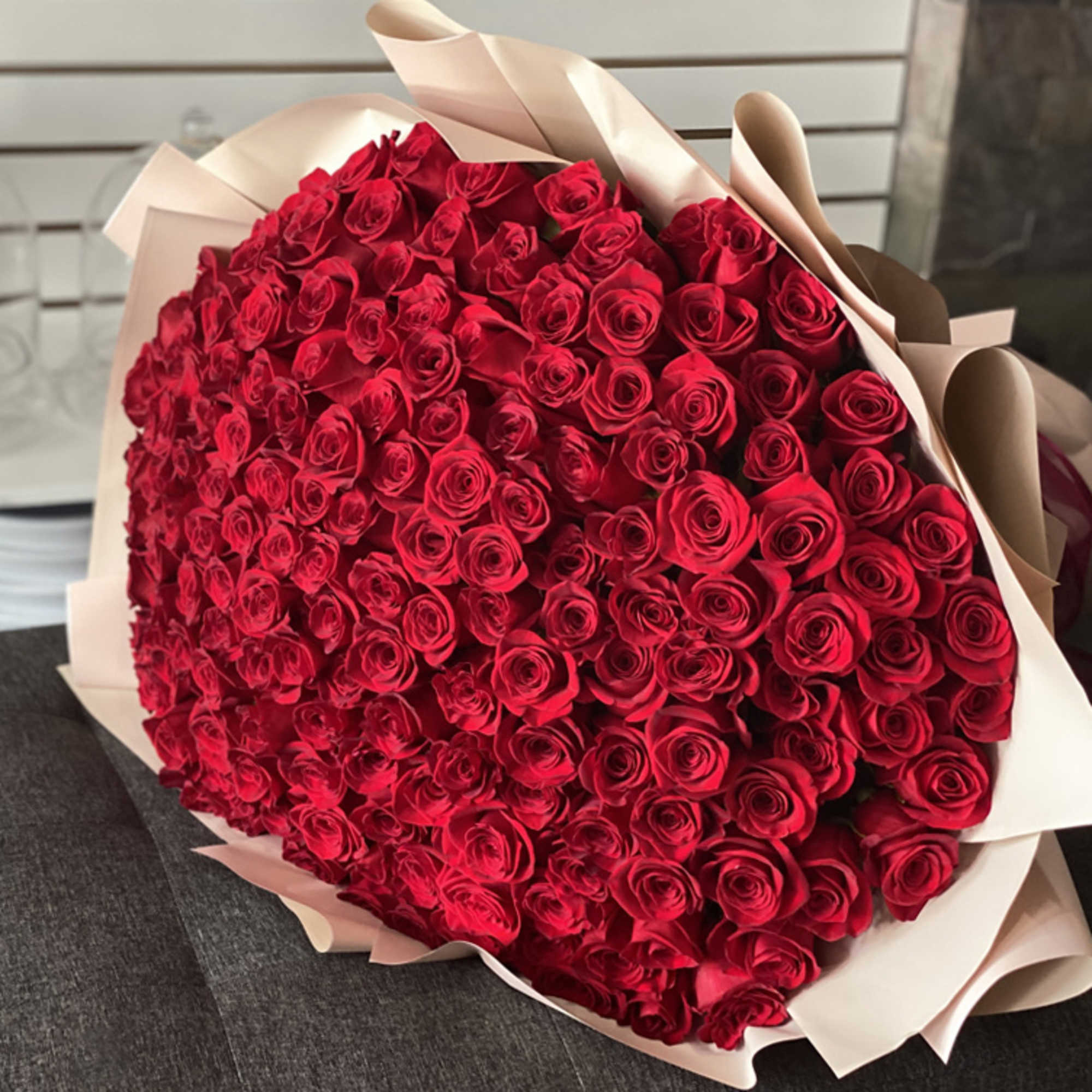 200 Red roses arrangement