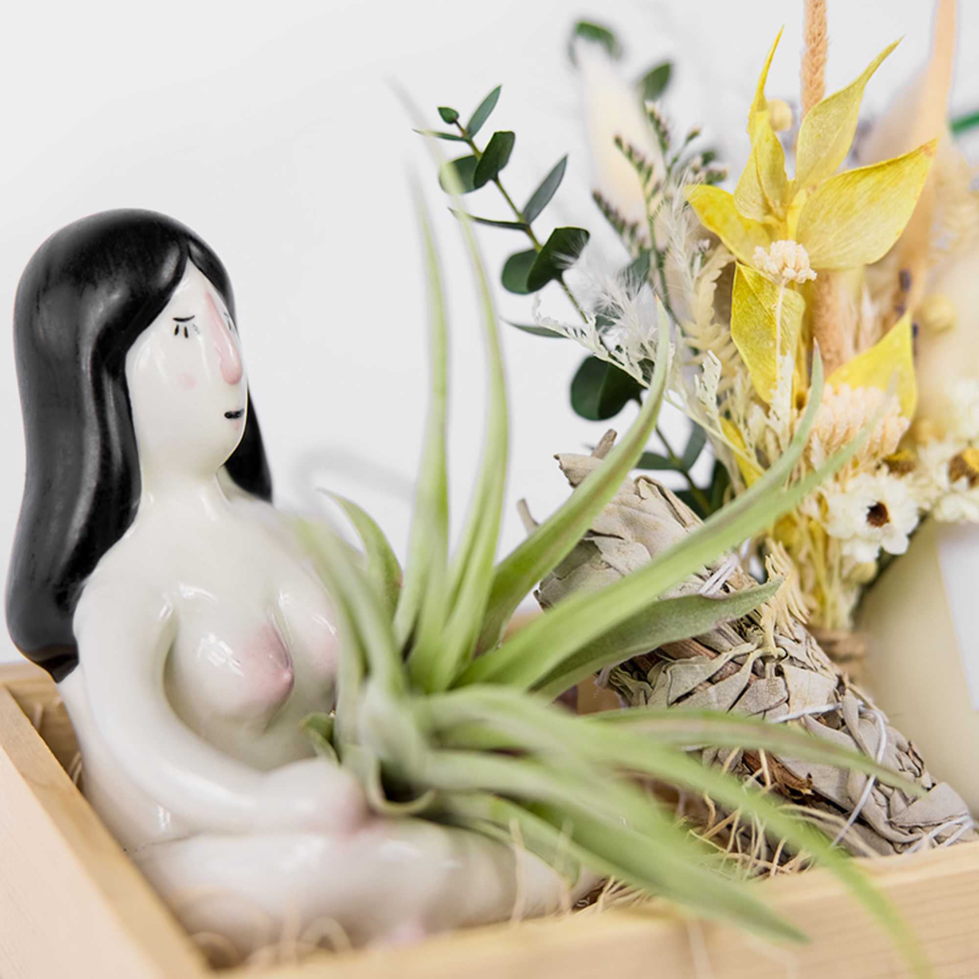 Zen gift box includes : Seasonal flower arrangement, Wax &amp; Wane Candle