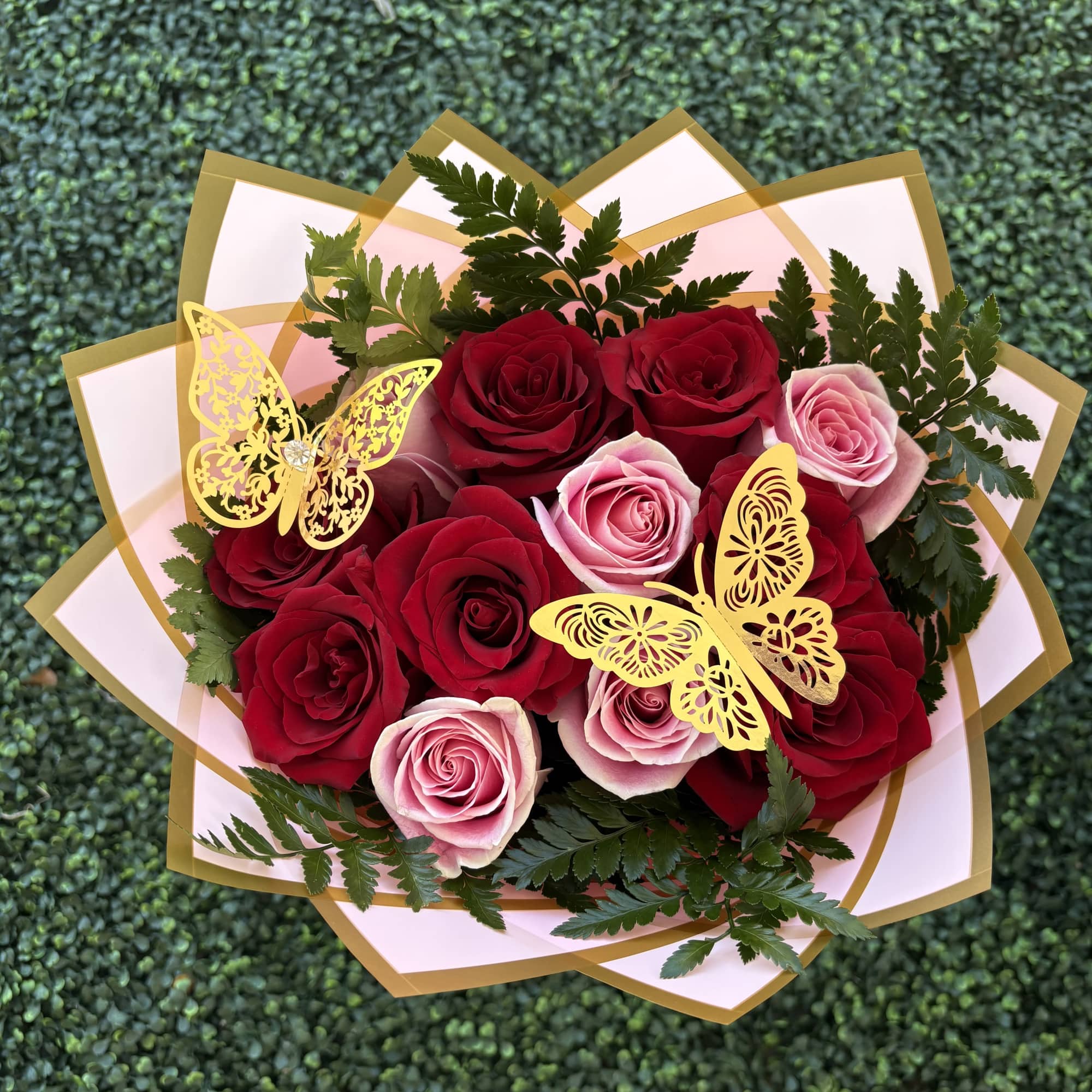 Pink roses and red roses mixed in a lovely bouquet 