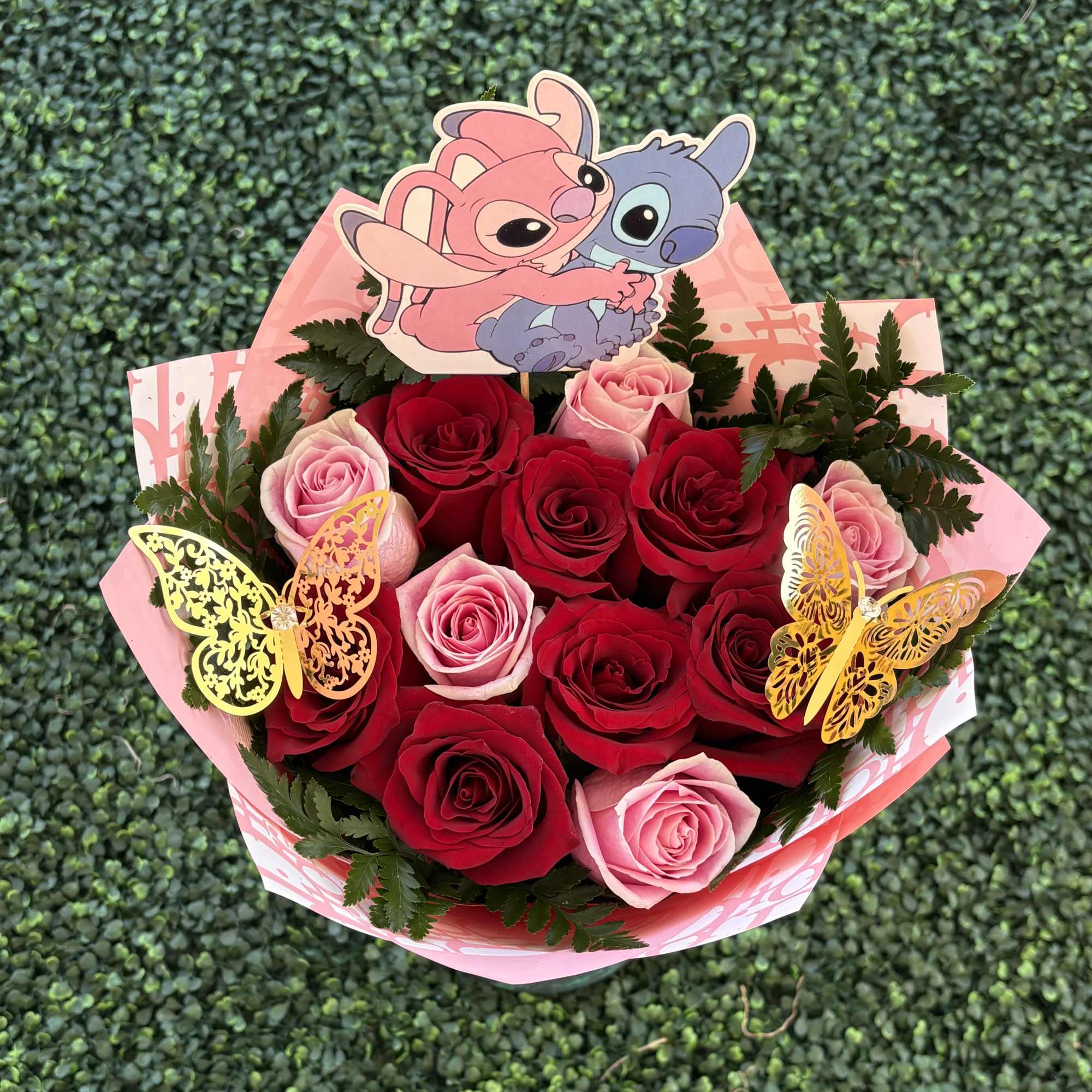 Pink roses and red roses mixed in a lovely bouquet 