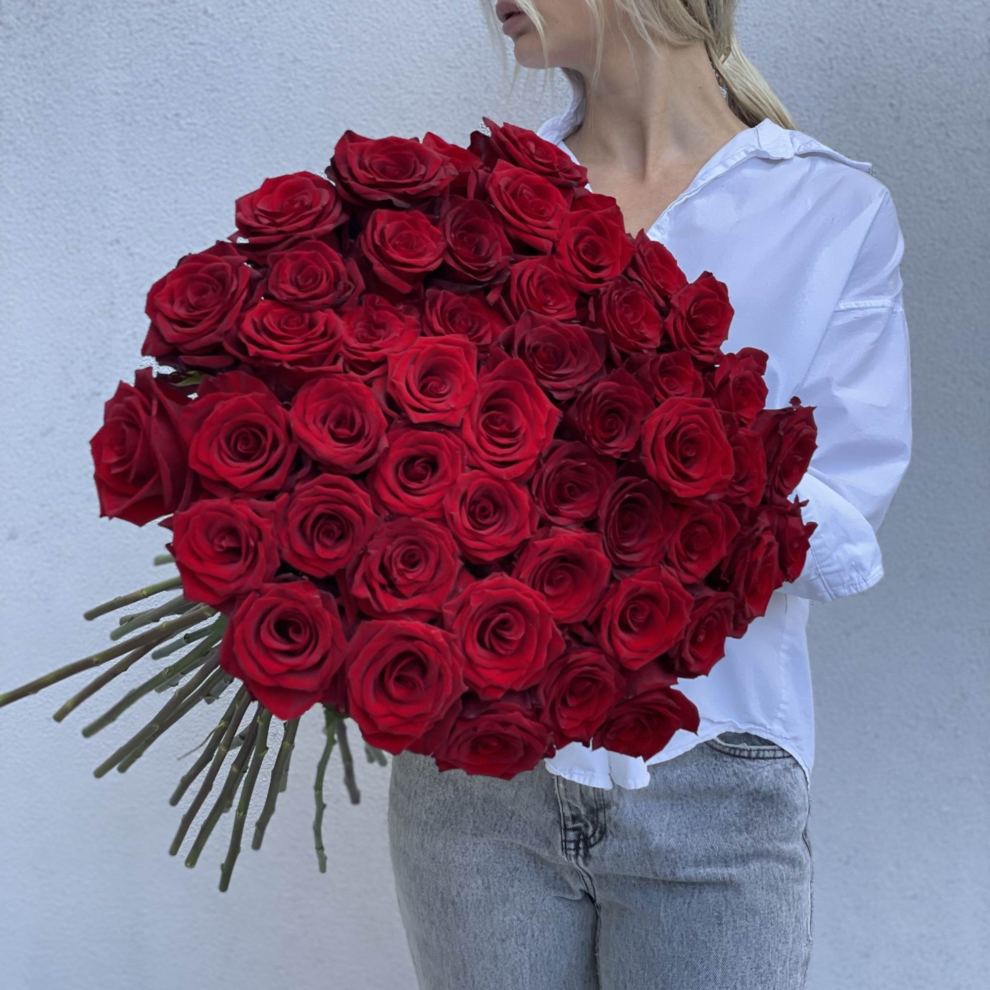 Gorgeous bouquet of stunning red roses 