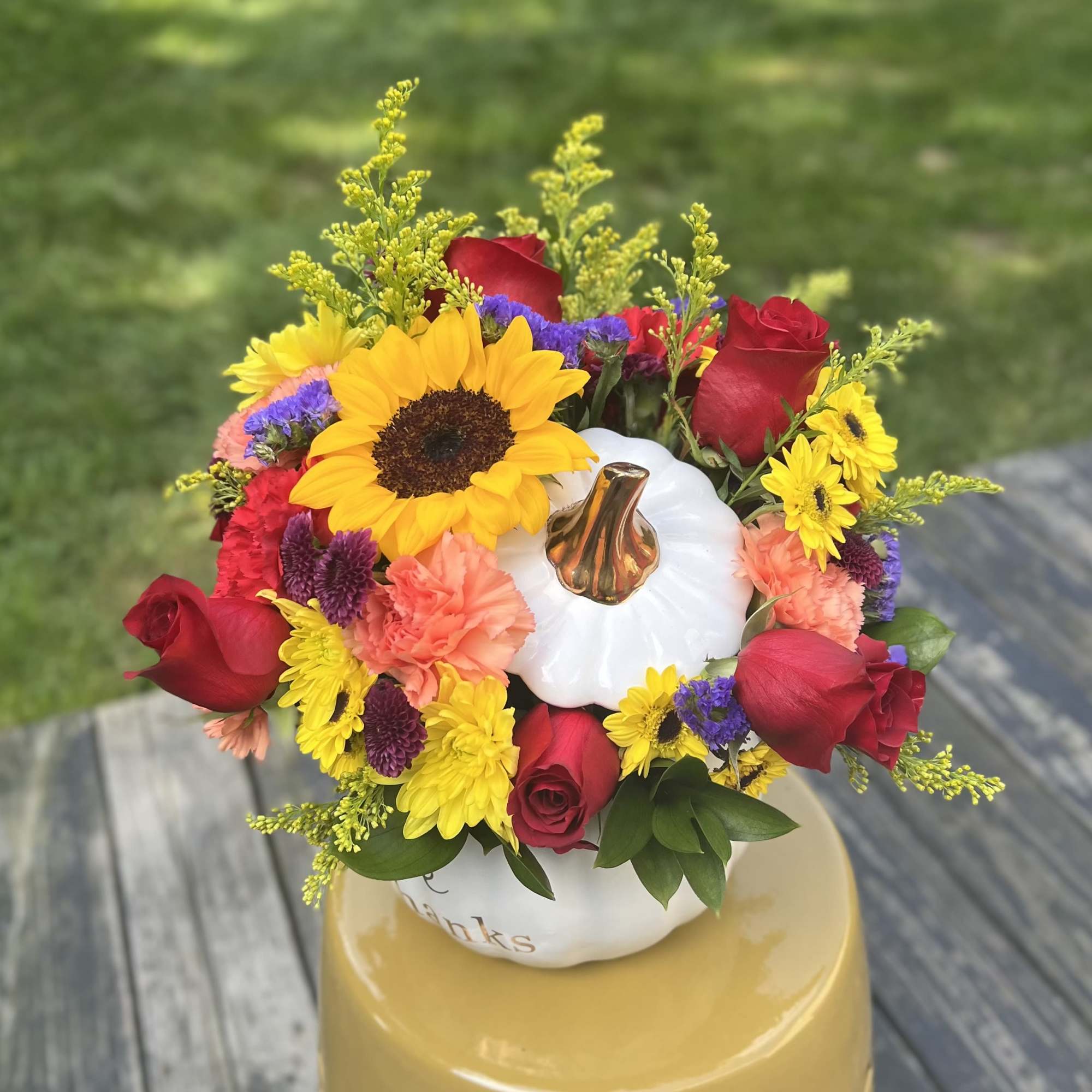 Beautifully designed ceramic pumpkin vase with seasonal flowers.
Accessories and size
