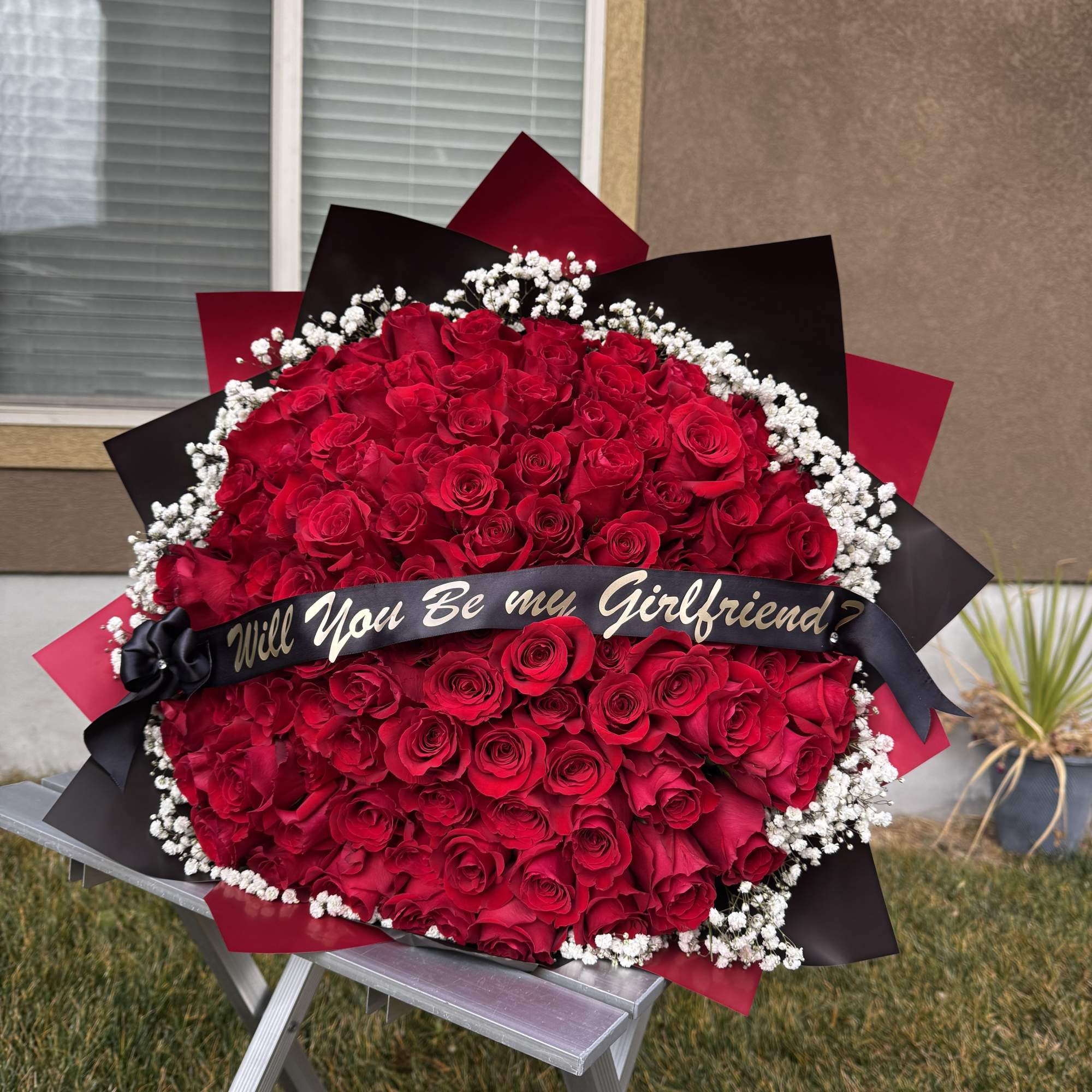 A bold, unforgettable bouquet designed for life-changing moments.

This luxury arrangement features 100