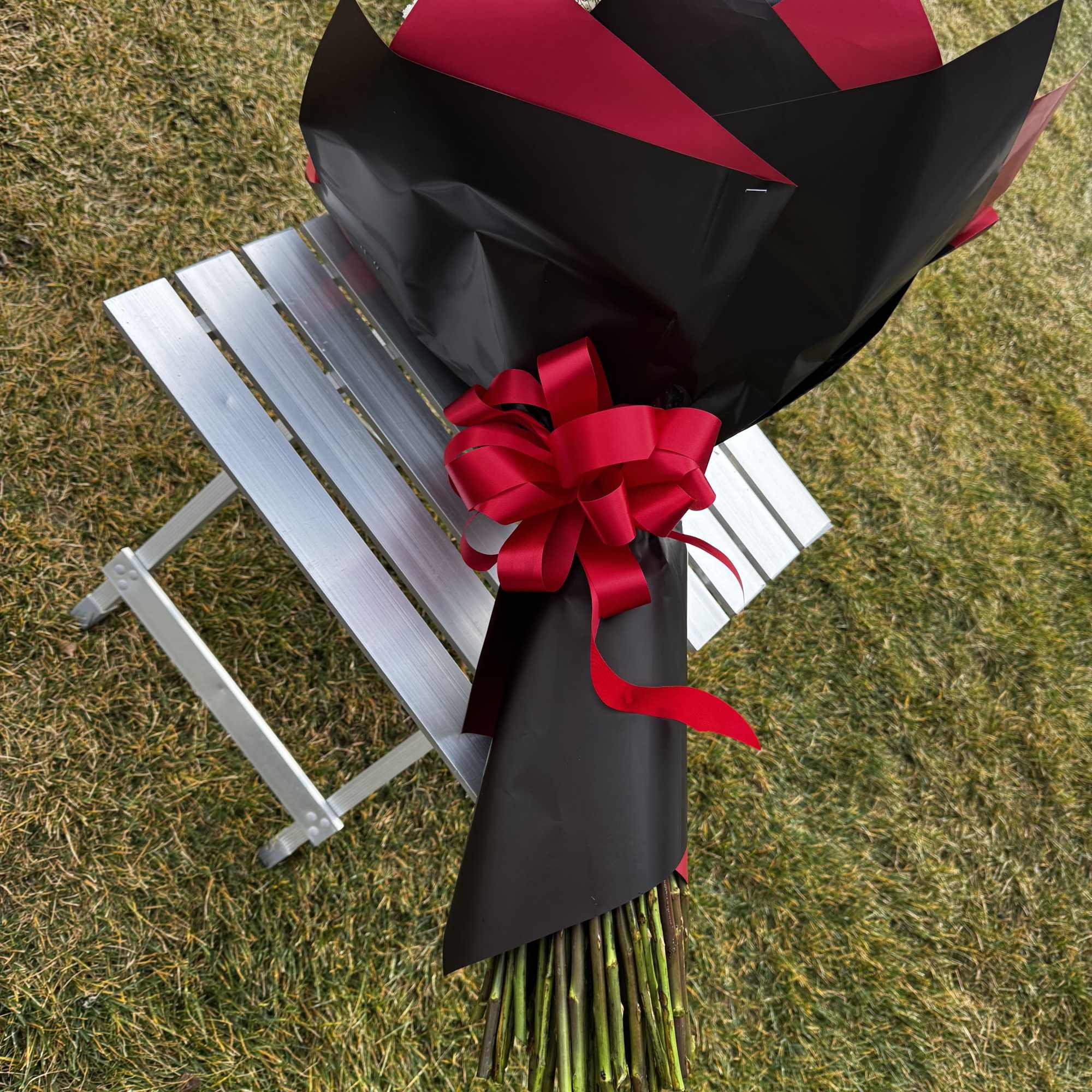 A bold, unforgettable bouquet designed for life-changing moments.

This luxury arrangement features 100