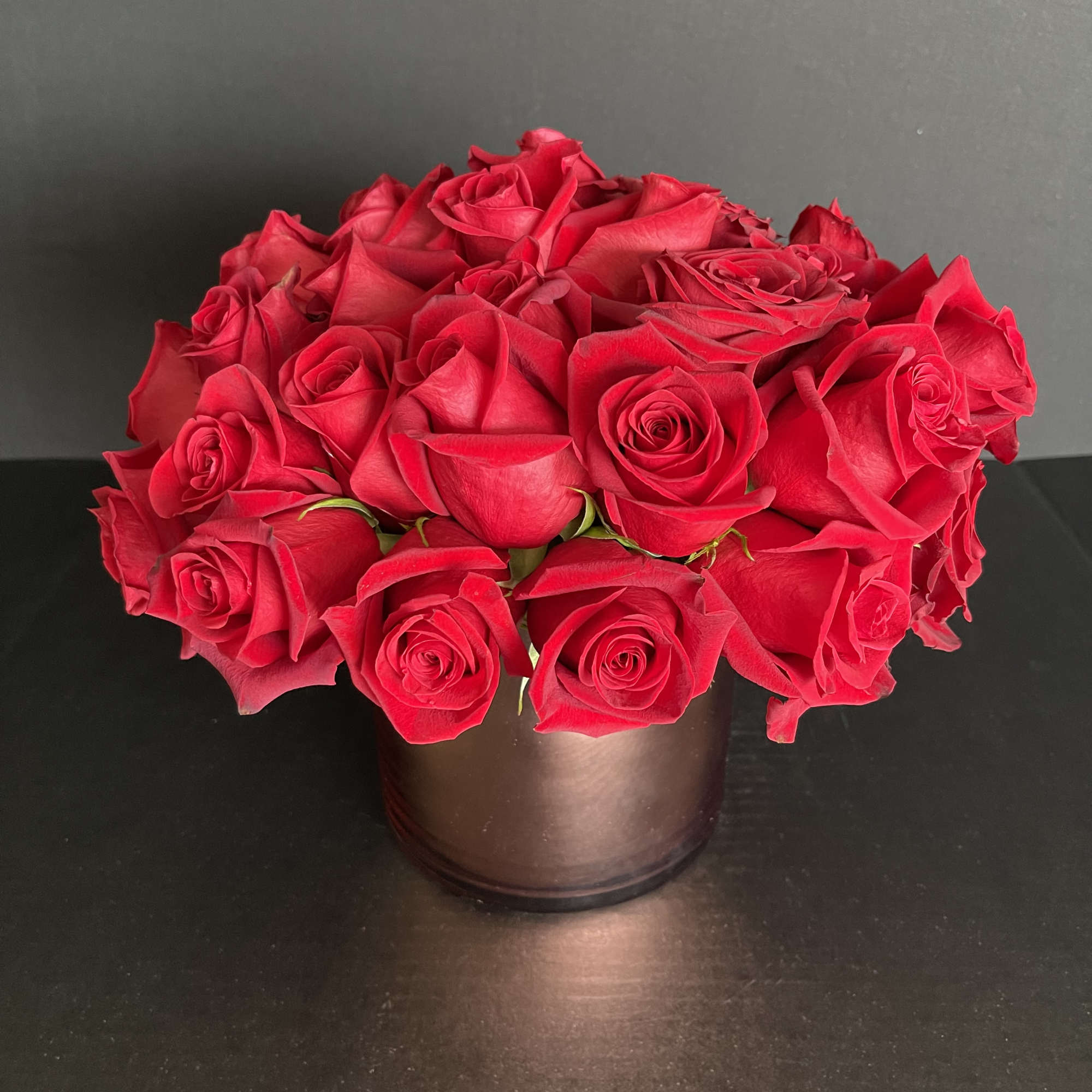 Our stunning large head red roses in a short and lush design.