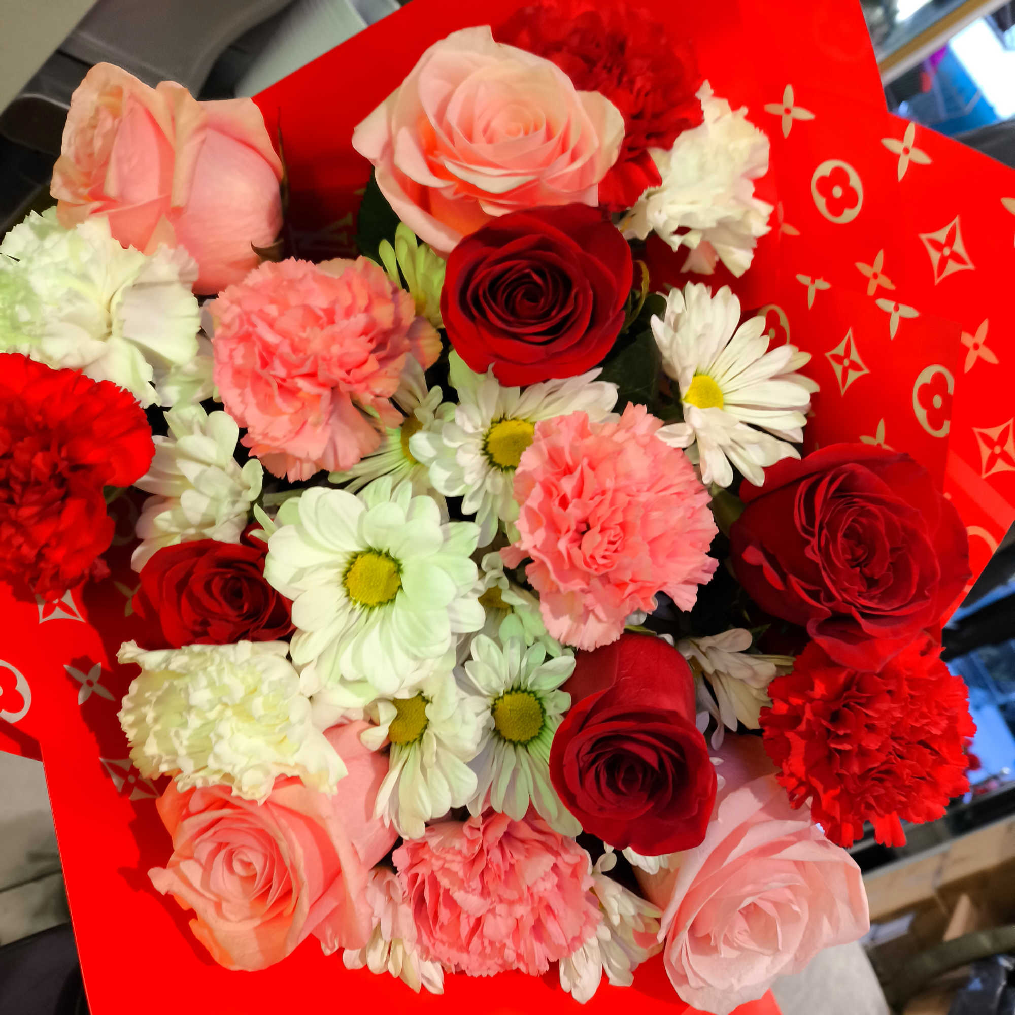 Very beautiful inexpensive floral gift. A mix of spring colors with a