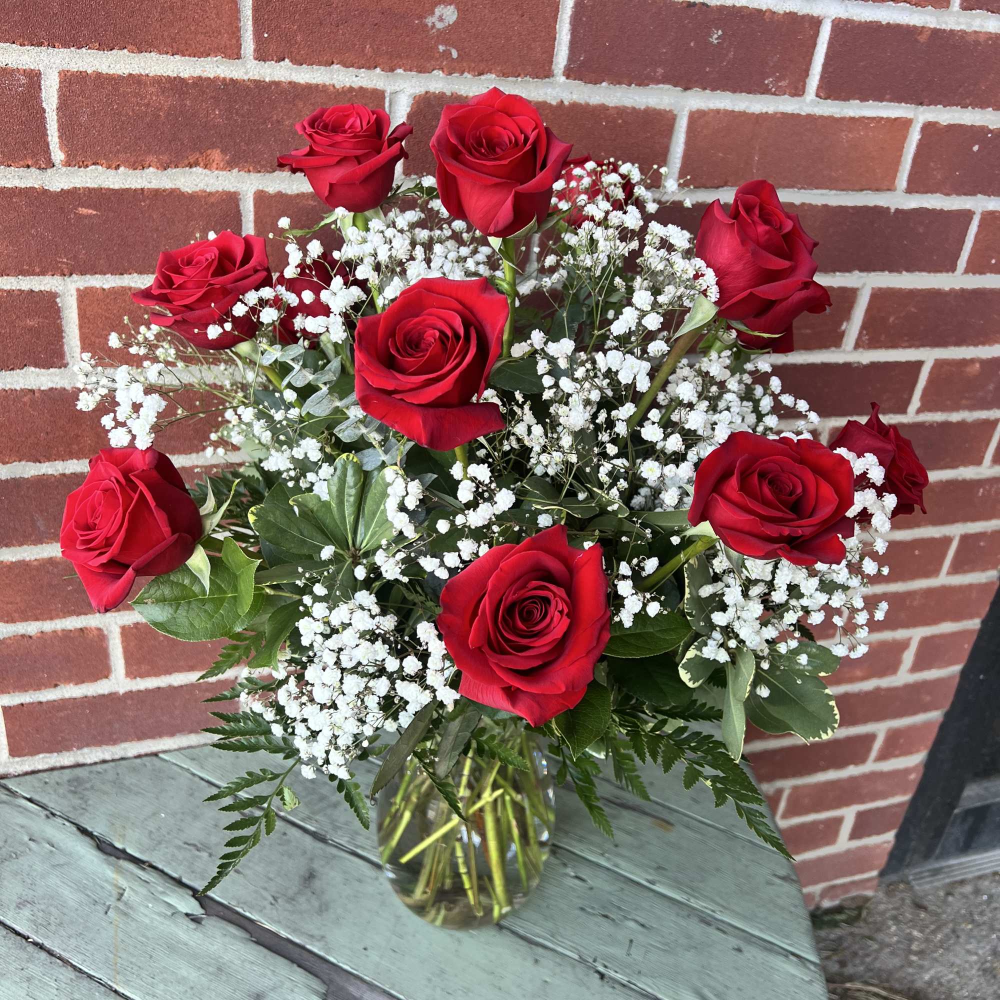 Send the most beautiful roses to the one you love. This traditional