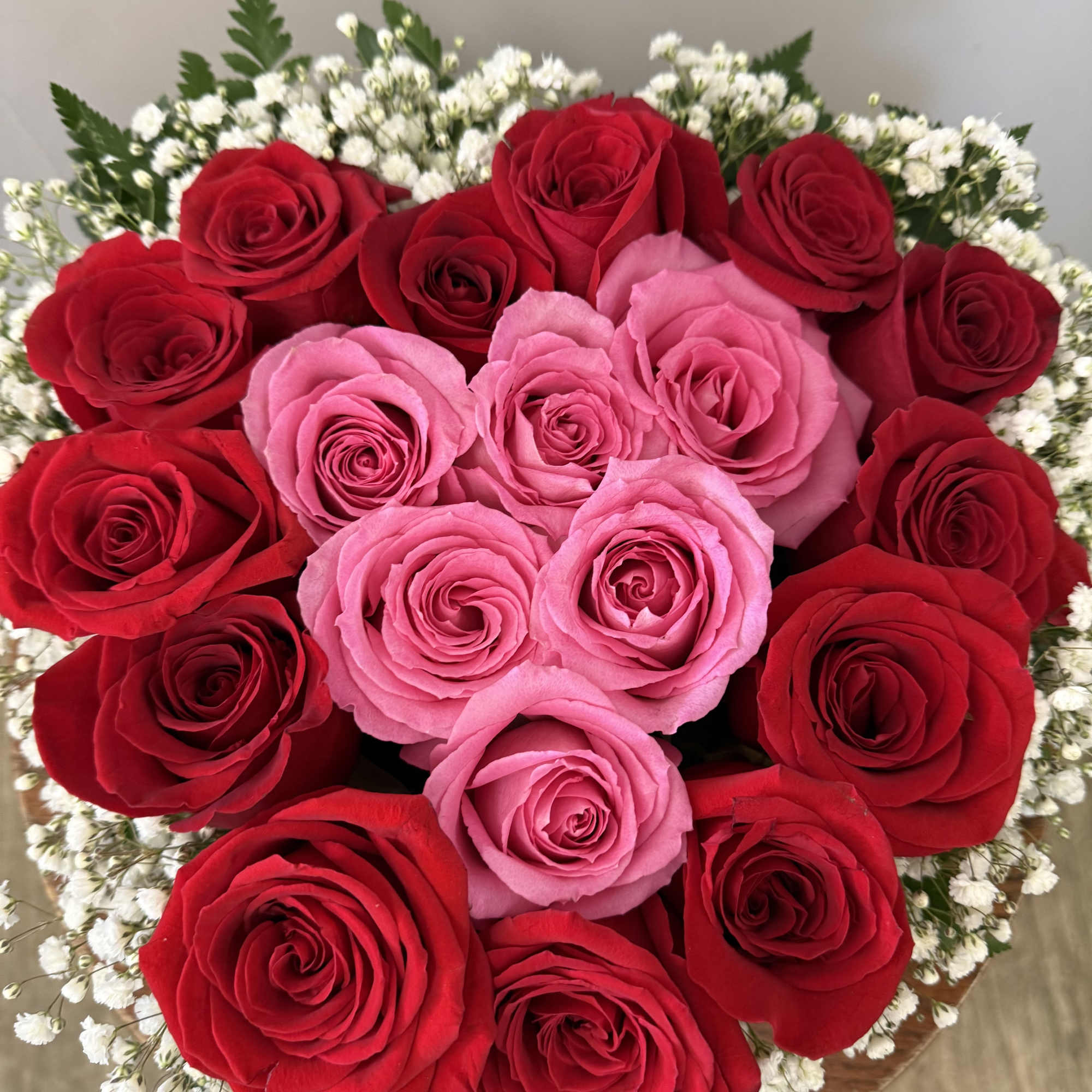 ELEGANT RED ROSES IN HEART METAL VASE WITH A DIFERENT COLORS