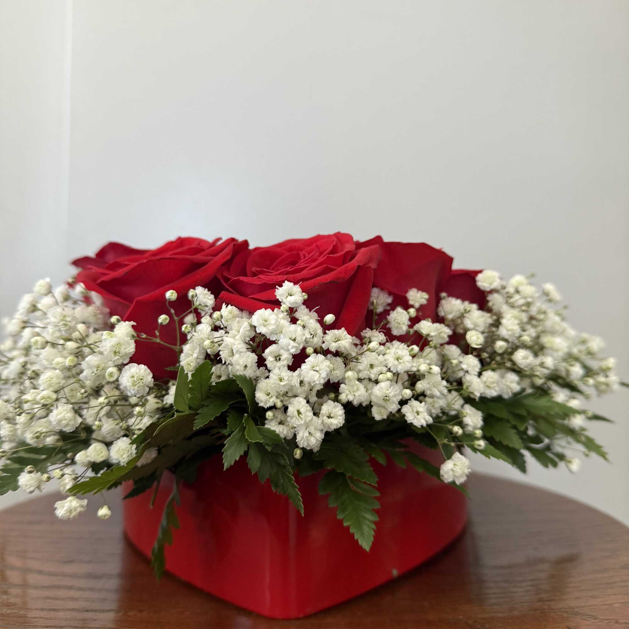 ELEGANT RED ROSES IN HEART METAL VASE WITH A DIFERENT COLORS
