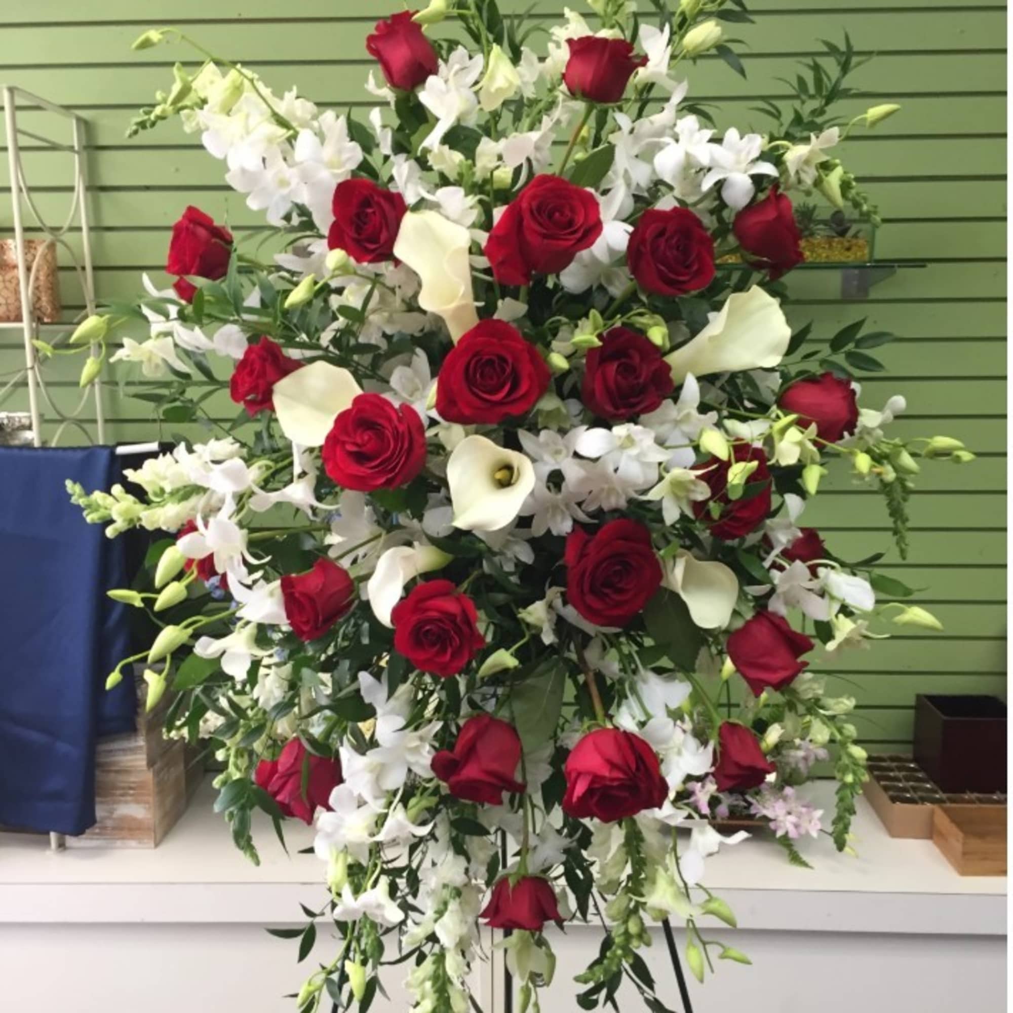 Beautiful selection of premium  flowers for an elegant and stately expression