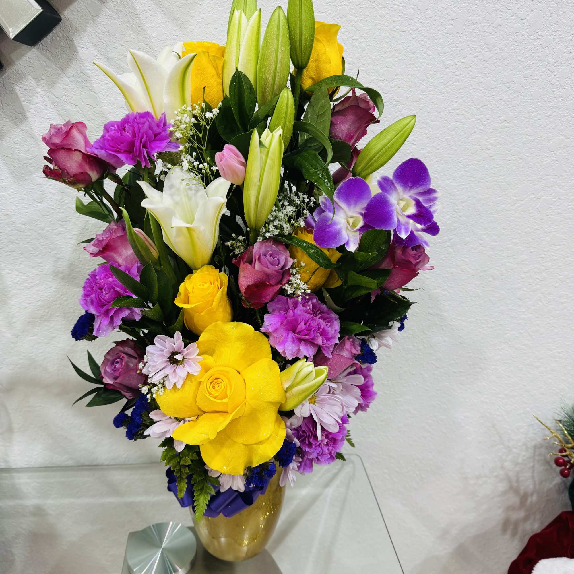 Gold vase glass with roses lily&rsquo;s tulips orchid 