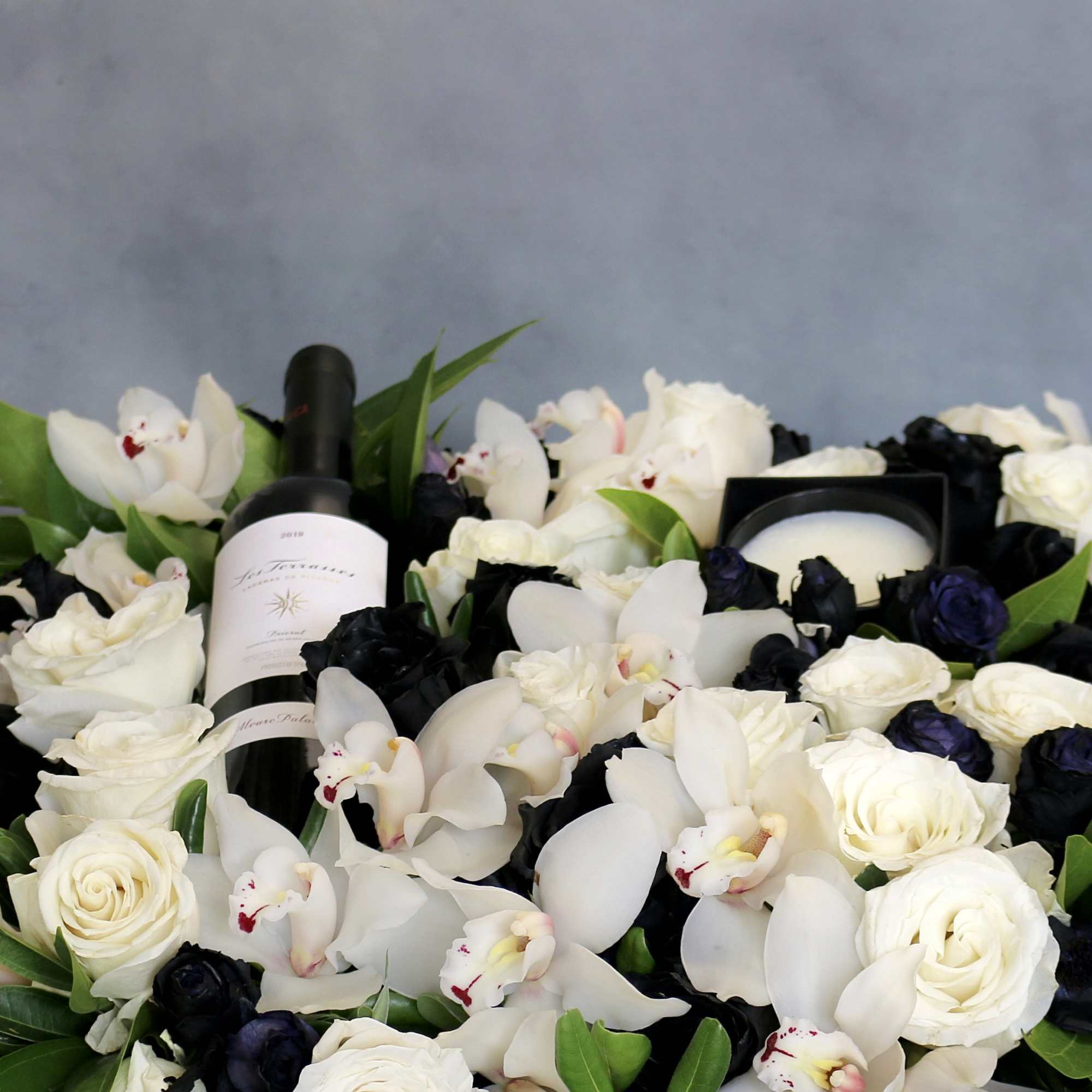 Our "Gift For You" is a classic ! Beautifully arranged with white