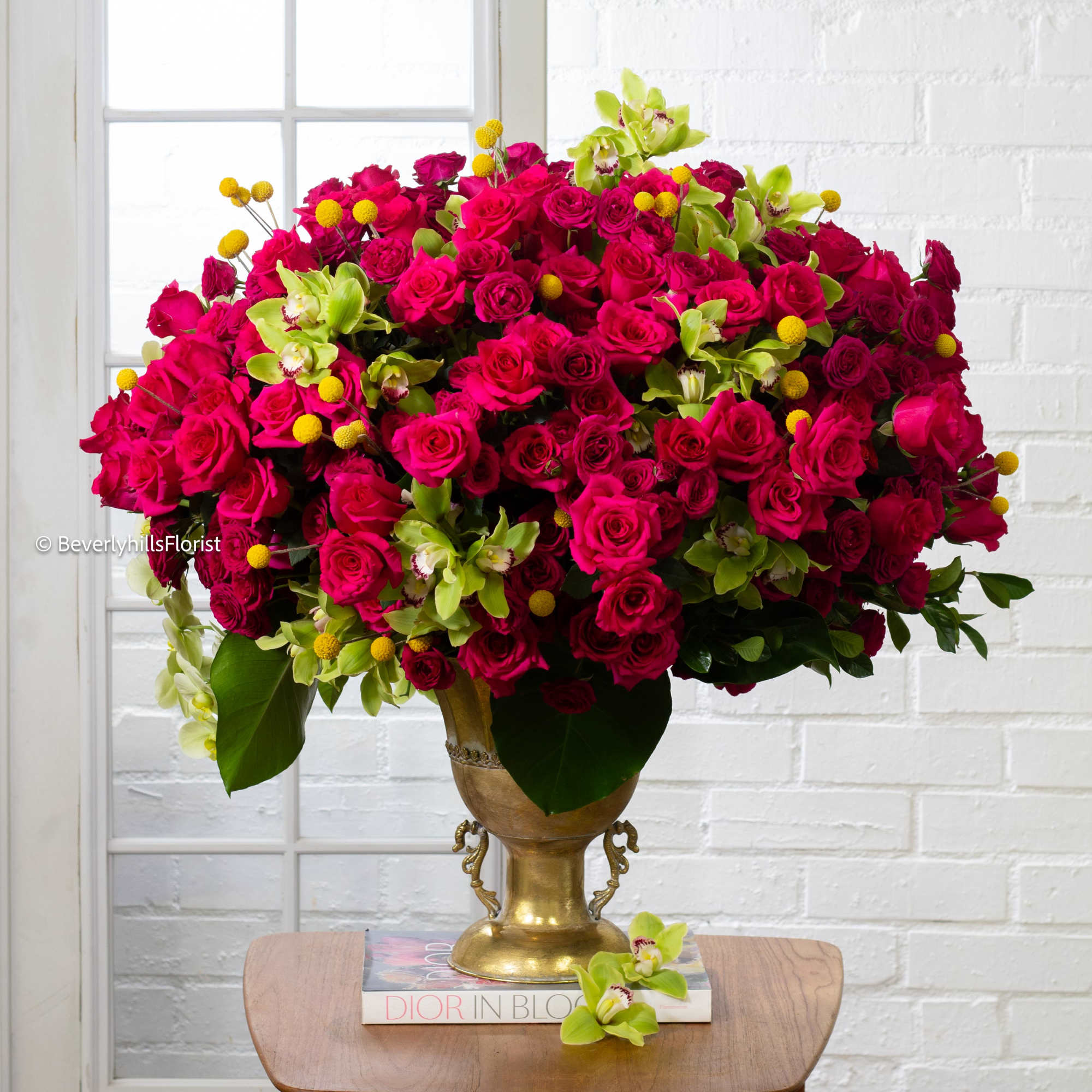 Overflowing with passion and tenderness, this bouquet of romantic roses captivates with