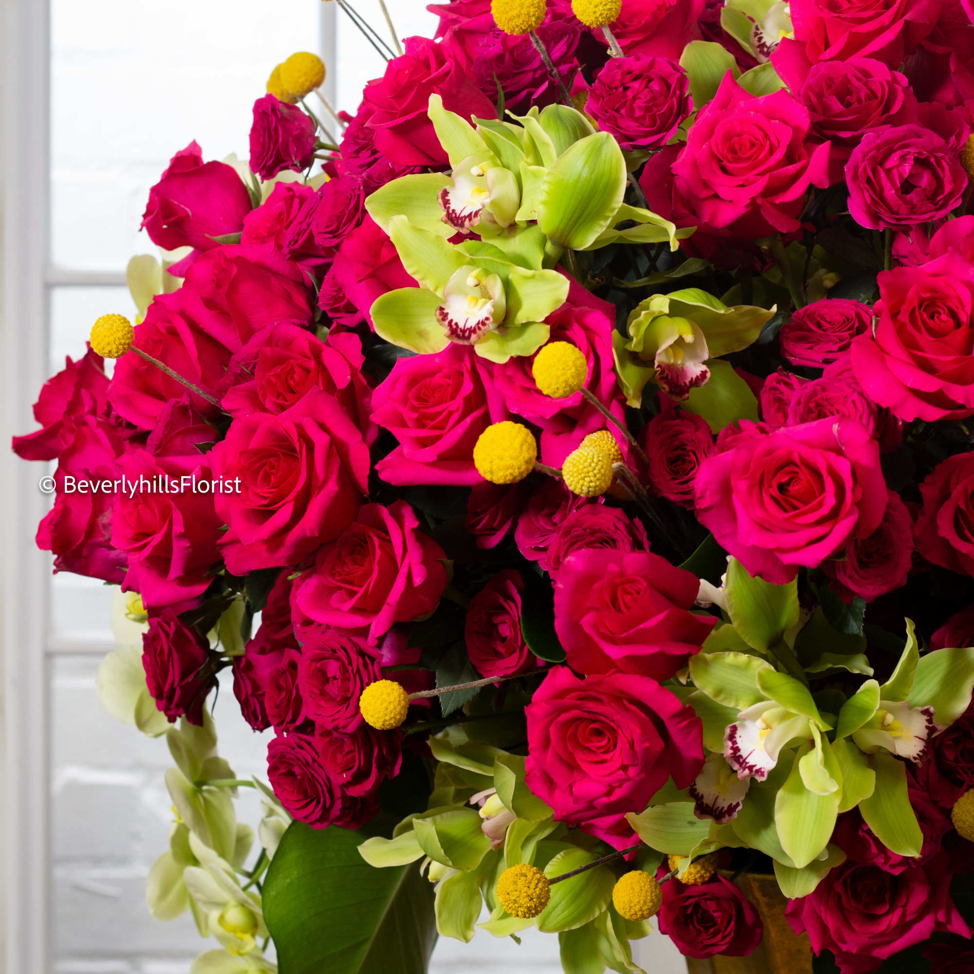 Overflowing with passion and tenderness, this bouquet of romantic roses captivates with