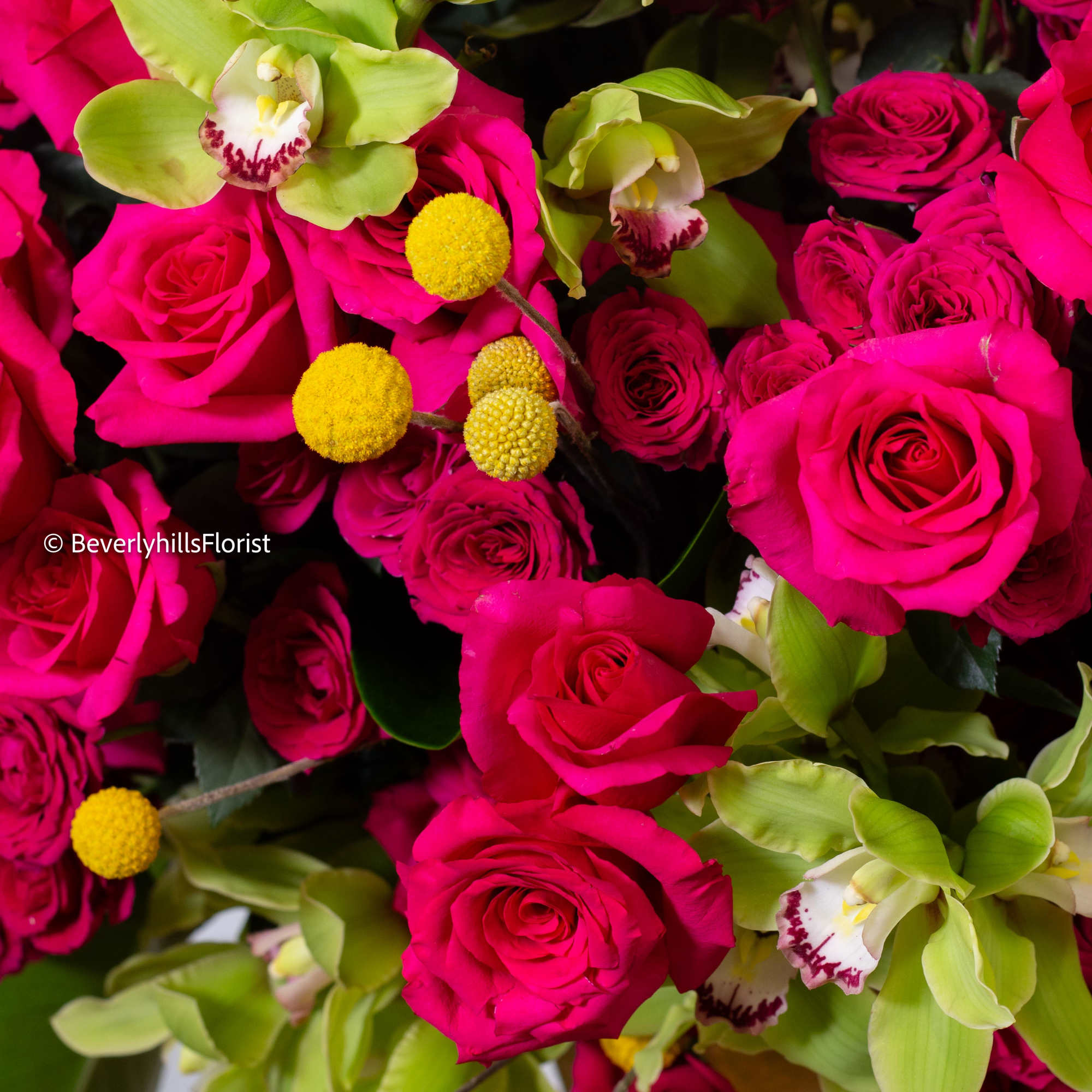 Overflowing with passion and tenderness, this bouquet of romantic roses captivates with