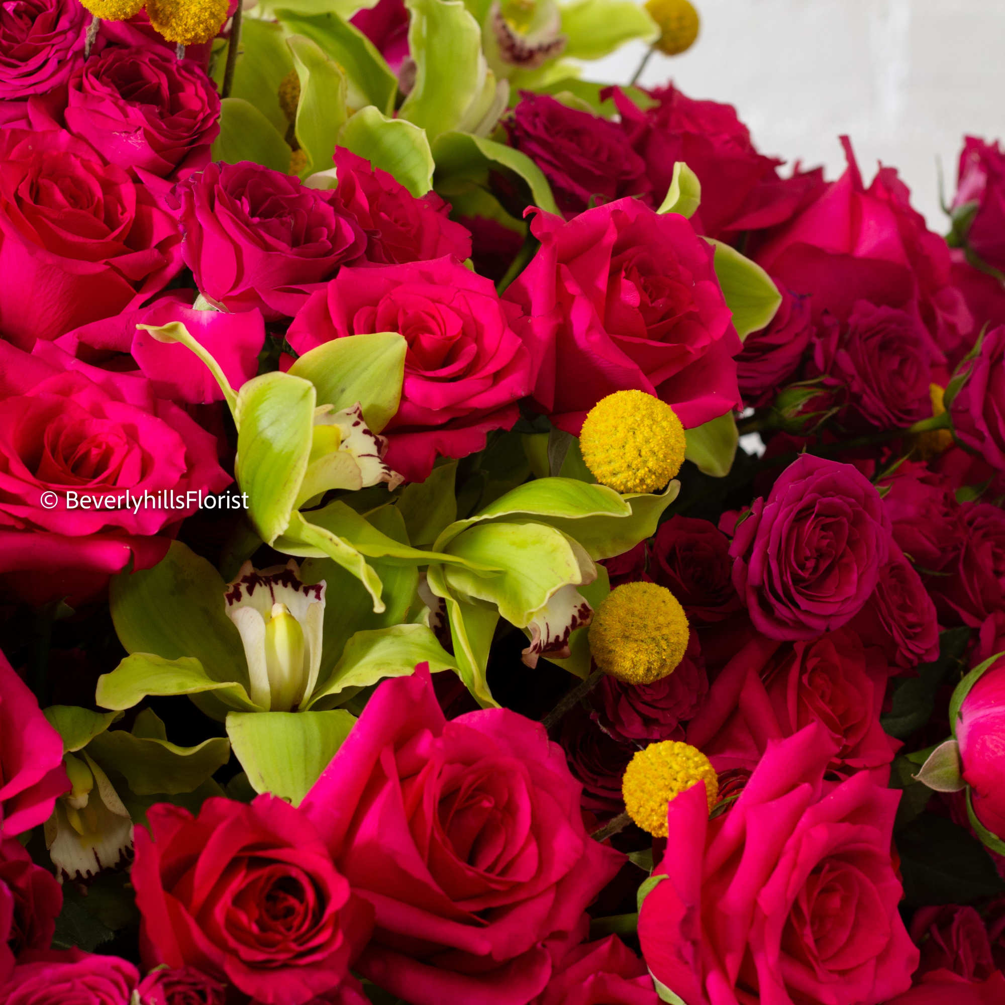Overflowing with passion and tenderness, this bouquet of romantic roses captivates with