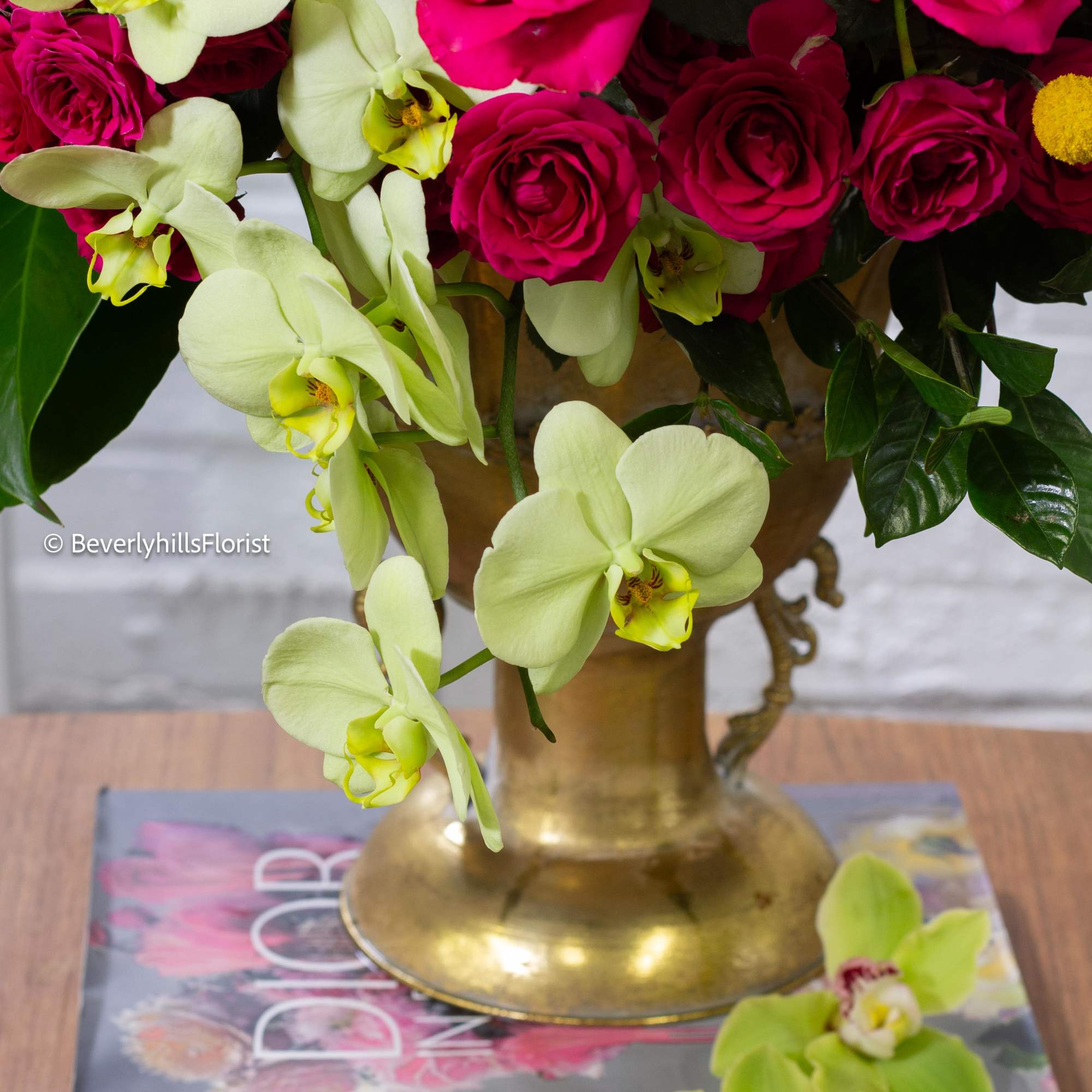 Overflowing with passion and tenderness, this bouquet of romantic roses captivates with