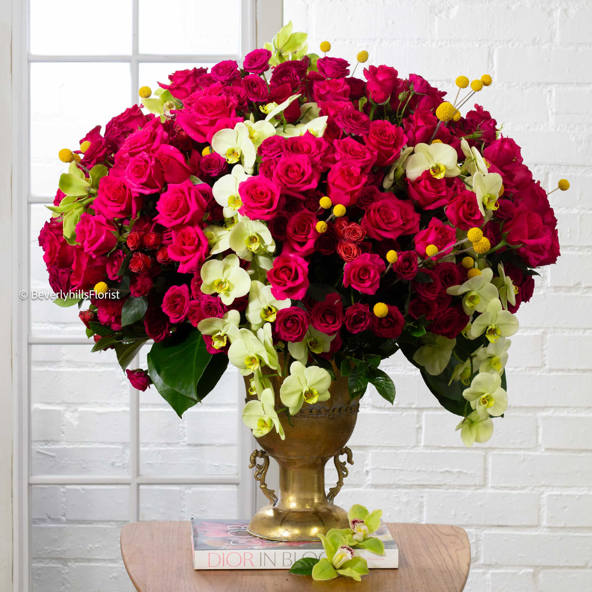 Overflowing with passion and tenderness, this bouquet of romantic roses captivates with