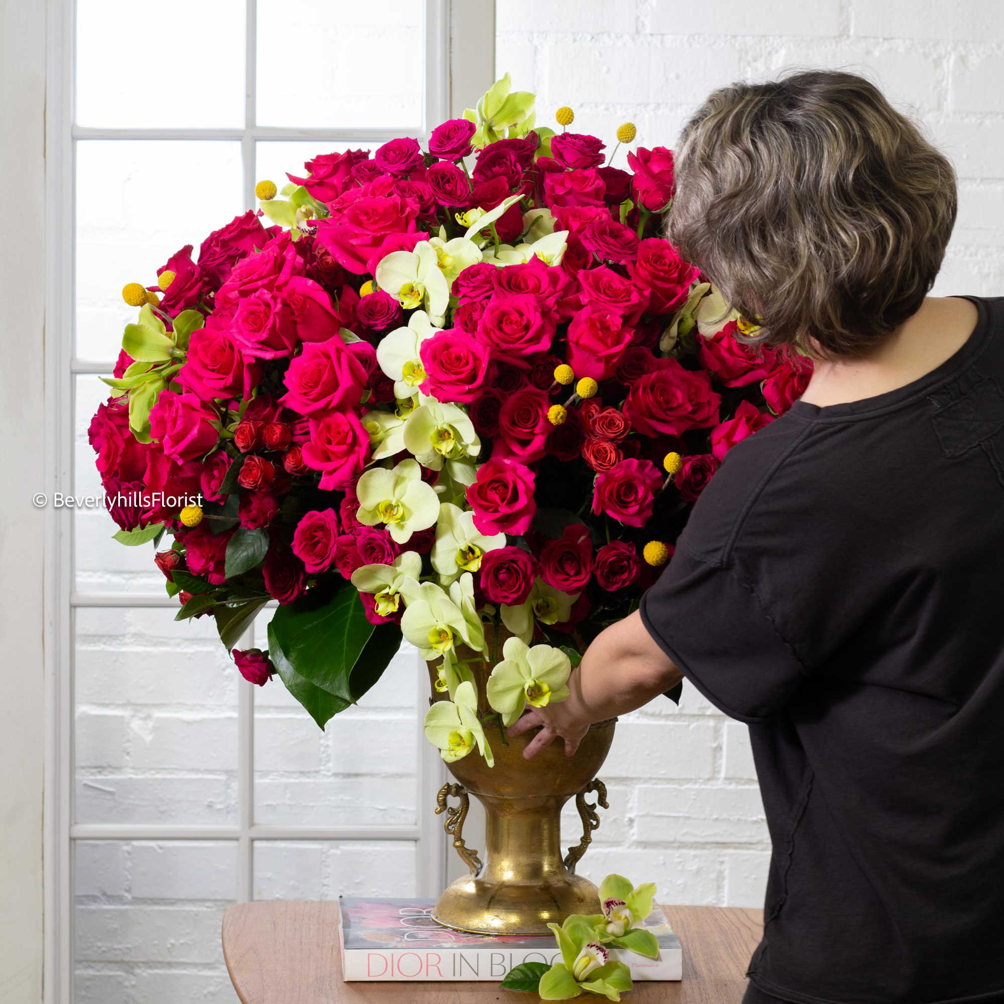 Overflowing with passion and tenderness, this bouquet of romantic roses captivates with