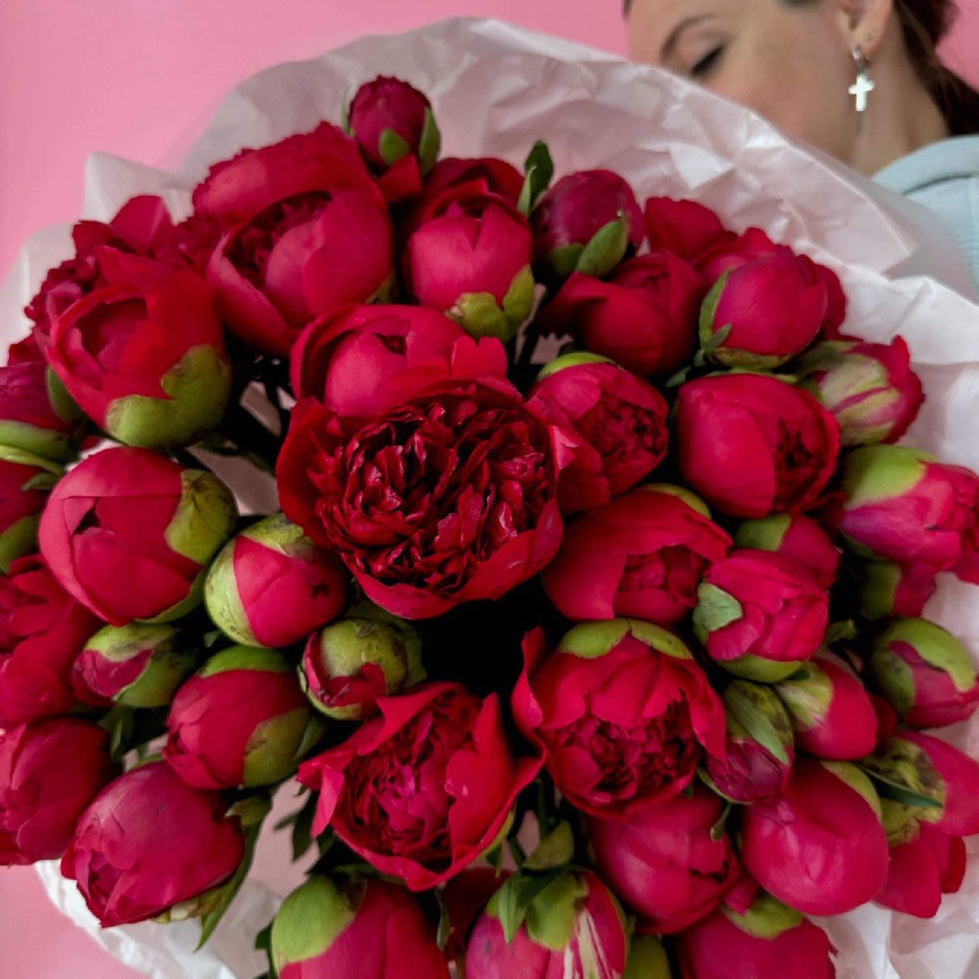Lush, velvety blooms in deep wine-red tones. Bold, romantic, and undeniably luxurious