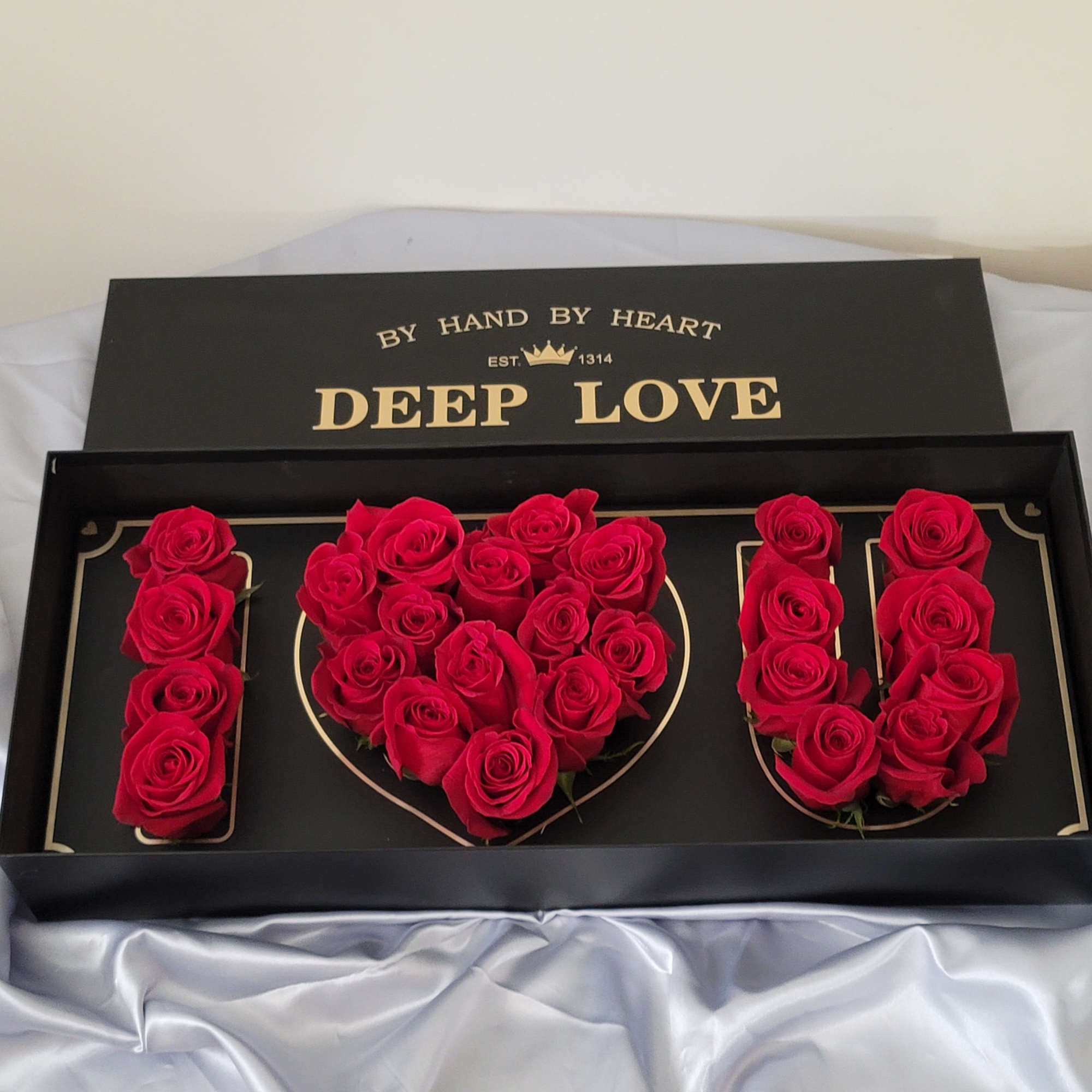 I love you box includes 25 roses. Colors of roses can be