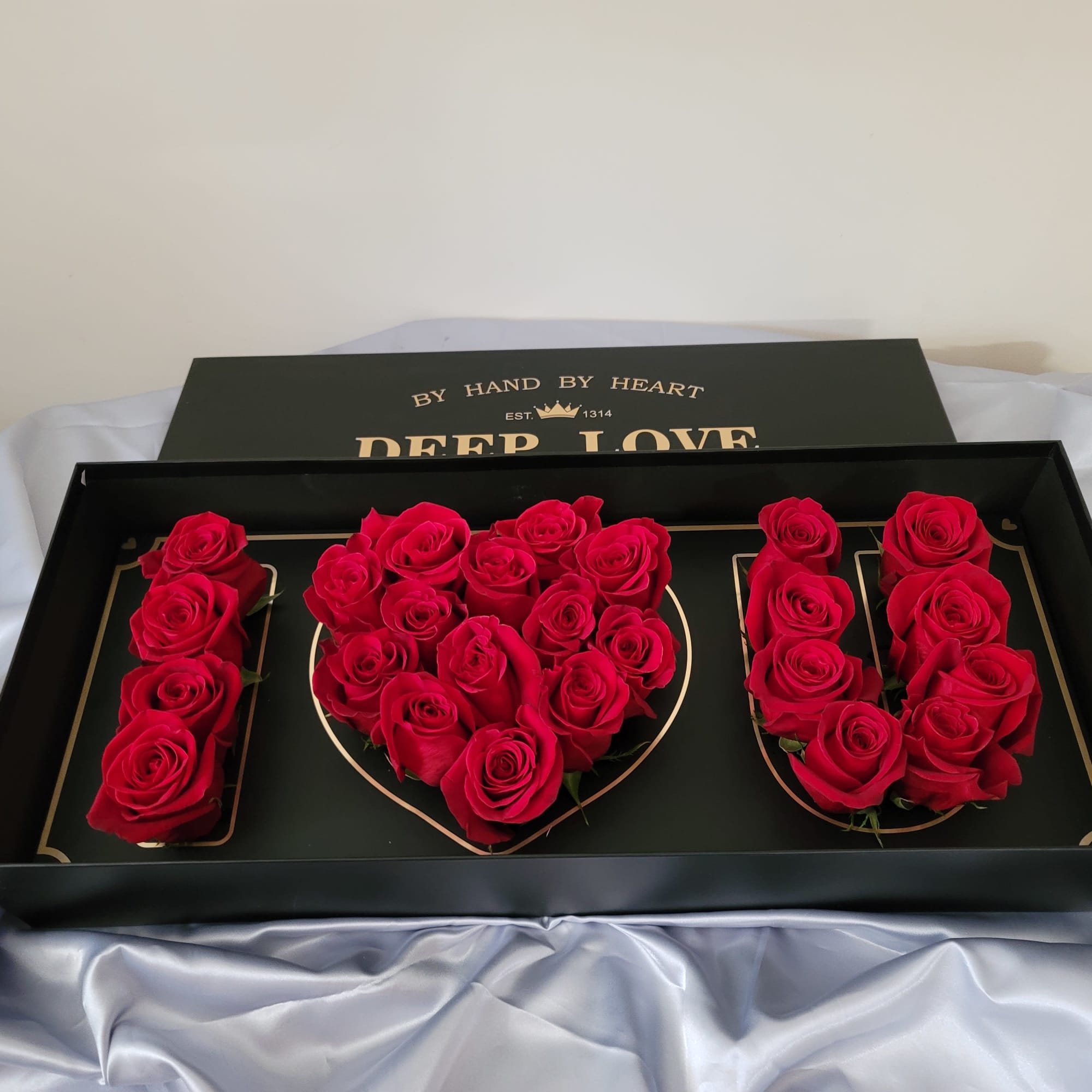 I love you box includes 25 roses. Colors of roses can be